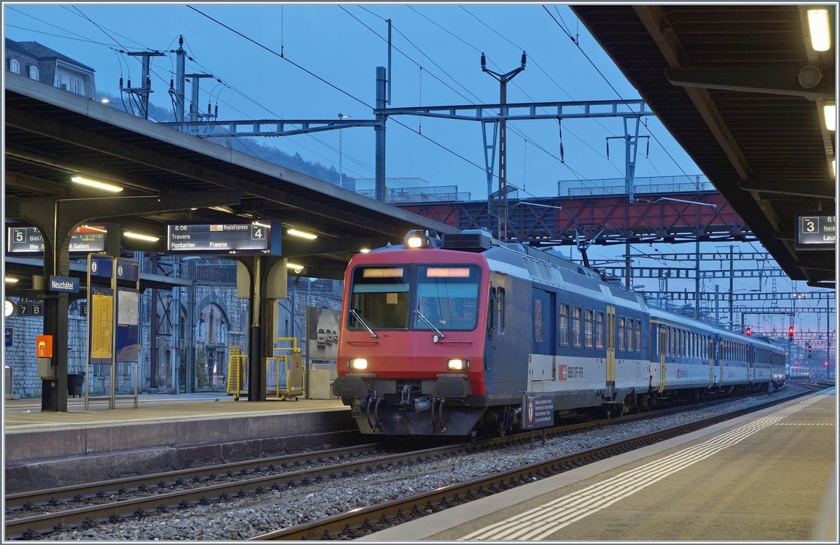 Der SBB RABe 562 NPZ RE Neuchâtel - Frasne in Neuchâtel. 

23. Nov. 2019