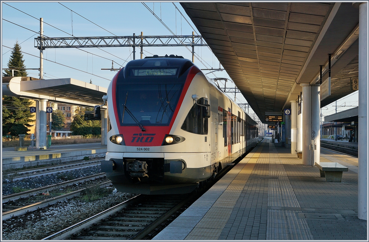 Der SBB TILO Flirt RABe 524 002 wartet in Gallarate auf die Rückfahrt nach Cadenazzo (via Luino).

5. Jan. 2019