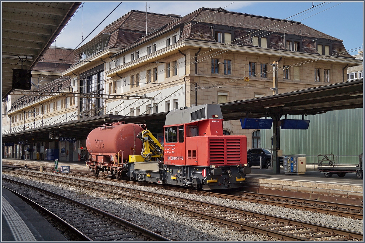Der SBB Tm 234 127-9 (UIC 98 85 5 234 127-9 CH-SBBI) fährt mit einem Kesselwagen, der als Dienstwagen Xs in Gebrauch ist, in Lausanne auf Gleis 1 durch. 

17. April 2020