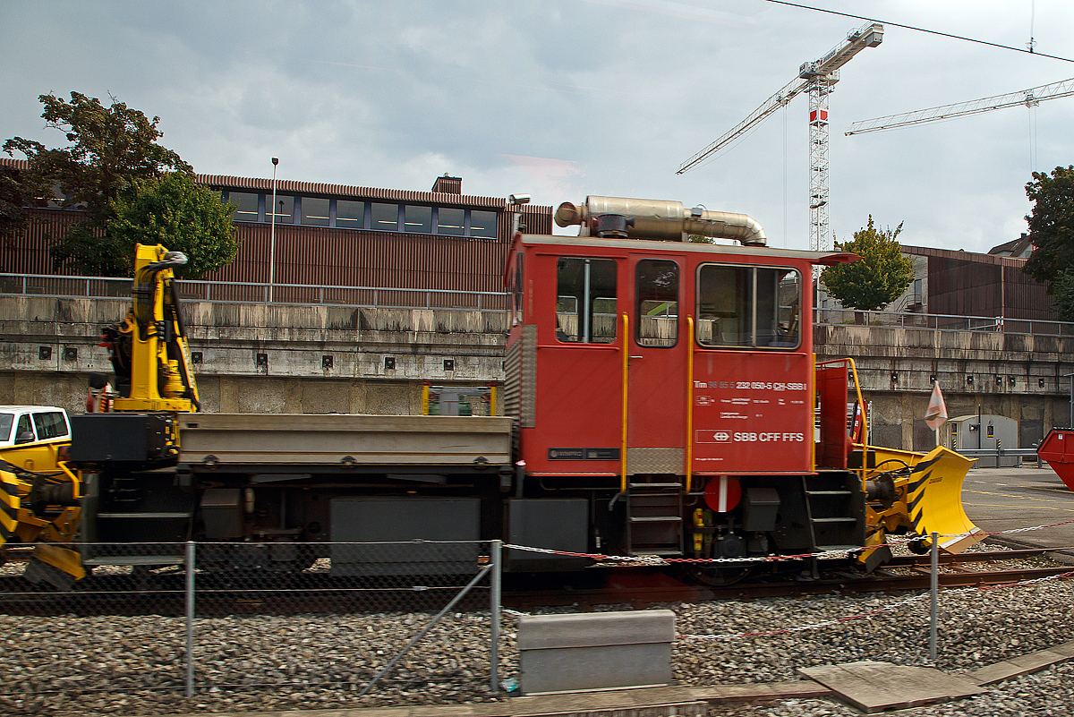 Der SBB Tm III Baudiensttraktor 98 85 5 232 050-5 CH-SBBI  mit beidseitigen Schneepfl�gen steht am 09.09.2021 in Luzern. Aufgenommen aus dem Zug, und so ich in bester Qualit�t. Die Tm III gehen so langsam aus dem Betriebsdienst und werden von den „DART“ (SBB 234.4) abgel�st.