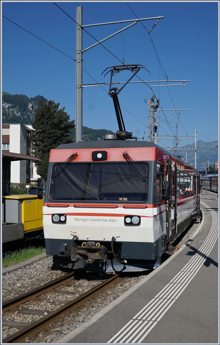 Der schon etwas ausgebleichte Be 4/4 N° 8 der MIB wartet in Meiringen auf die Abfahrt nach Innertkirchen.
30. Juni 2018