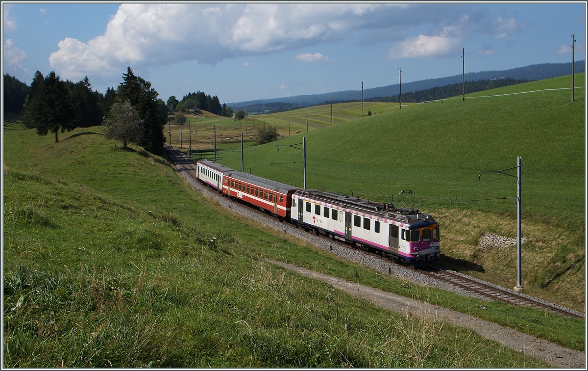 Der  Schülerzug  nach Le Pont kurz vor Les Charbonnières.
5. Sept. 2014 