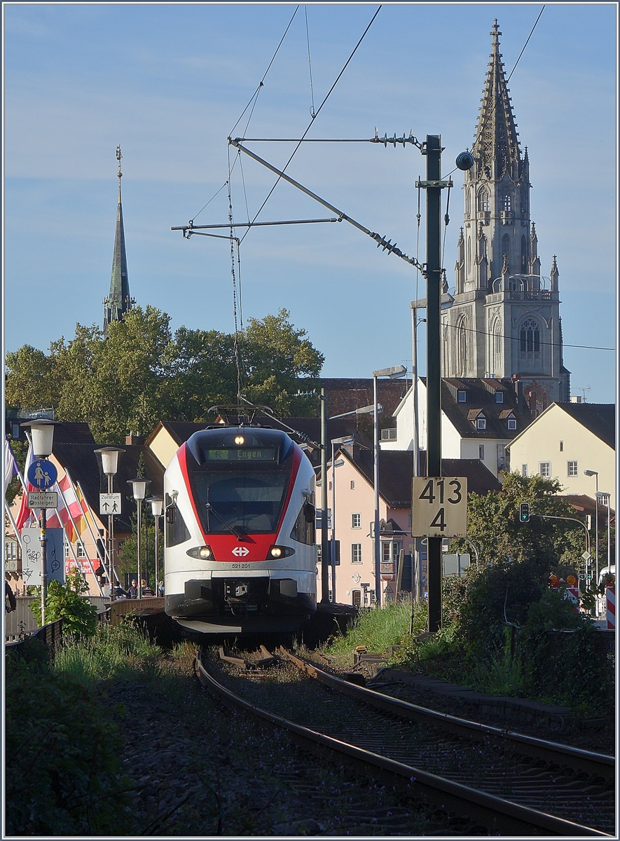 Der  Seehas  RABe 521 201 auf der Rheinbrücke in Konstanz auf seiner Fahrt in Richtung Engen. 

19. Sept. 2019