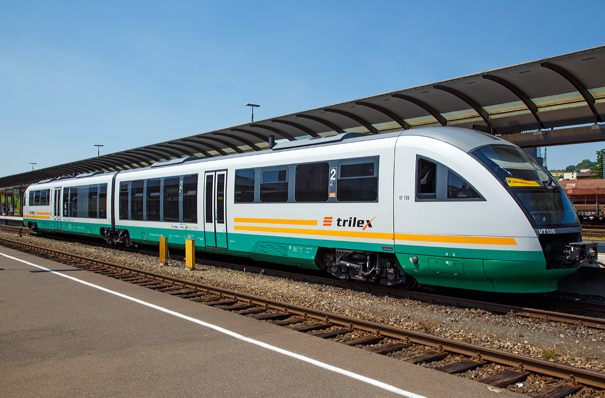 
Der Siemens Desiro Classic Dieseltriebzug VT 13 (95 80 0642 313-0 D-VBG / 95 80 0642 813-9 D-VBG) der trilex (eine Marke der Vogtlandbahn) am 01.07.2015 im Bahnhof Marktredwitz.

Der Verbrennungstriebwagen wurde 2002 von Siemens in Uerdingen unter den Fabriknummern 93052 + 93053 gebaut. 

Der Dieseltriebzug wird von zwei Sechszylinder-Dieselmotoren mit je 315 kW (428 PS) Leistung angetrieben. Diese befinden sich jeweils unter dem Hochflurbereich zwischen dem angetriebenem Drehgestell und dem Niederflurbereich. Ihr Drehmoment wird über ein hydro-mechanisches 5-Gang-Automatikgetriebe mit Anfahrwandler und integriertem Retarder auf das äußere Drehgestell übertragen (dieselmechanisch, hydraulischer Anfahrwandler).

Technische Daten:
Spurweite: 1435 mm (Normalspur)
Achsformel: B’(2)B’
Länge über Kupplung: 41.700 mm
Drehzapfenabständ: 2 x 16.000 mm
Achsabstände i. d. Drehgestellen: 1.900 / 2.650 /1.900 mm
Breite: 2.830 mm
Leergewicht ca. 68,2 t
zul. Gesamtgewicht 88,7 t
Höchstgeschwindigkeit: 120 km/h
Scharfenberg Kupplung: Typ 10 