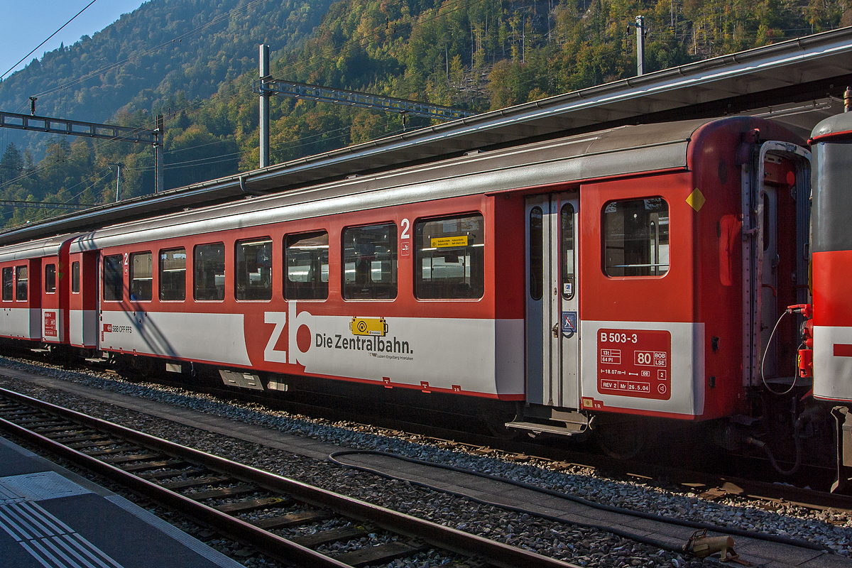 Der SIG EW I bzw. Brünig Typ III 2. Klasse Personenwagen zb B 503-3 der Zentralbahn (ex SBB Brünigbahn) am 02.10.2011 im Bahnhof Interlaken Ost, im Zugverband eingereiht in einen IR nach Meiringen.

Die SBB wählten für ihre einzige Schmalspurbahn, die Brünigbahn (heute Teil der Zentralbahn) nicht FFA, sondern SIG als Lieferantin der Einheitswagen. Deren Entwurf hielt sich äußerlich stärker an das normalspurige Vorbild, indem Plattform und Toilette außerhalb der Einstiege angesetzt wurden. Die Einstiegstüren wurden über den Drehgestellen angeordnet. Der Sitzteiler in der 2. Klasse ist mit 1.540 mm sogar noch geringer als beim FFA EW I ausgefallen. Da dies nicht ausreichte, wurden später bei der Modernisierung der Brünigbahnwagen zwei Sitzreihen weniger eingebaut, so dass der Sitzteiler (neu 1.760 mm) nicht mehr mit den Fenstern übereinstimmt. In der 1. Klasse werden hingegen 2.055 mm geboten. Die Fenster wurden, wiederum gleich wie bei der Normalspur, für beide Wagenklassen mit 1.200 mm gewählt.

Der Beschaffung bei der SIG schlossen sich auch BOB und BVZ an. FO und die MOB, als einzige Adhäsionsbahn, verzichteten auf eine Endplattform, was den Wagen ein eigenartiges unsymmetrisches Aussehen gibt. 

Auf Grund der unterschiedlichen Kupplungssysteme ist die Länge über Puffer ein ungeeignetes Vergleichskriterium. Die Kastenlänge beträgt bei allen Brünigwagen sowie bei den B für BOB und BVZ 17.3 m. Der A von BOB und BVZ wurde dagegen nur 16,485 m lang. Die reduzierte Abteillänge erlaubte es dafür beim Bau von AB, vier Erstklassabteile und drei Zweitklassabteile unterzubringen, anstatt der umgekehrten Zahlen beim AB für die Brünigbahn.

Da die Wagen für den Einsatz auf Zahnradbahnen konzipiert sind, wurde möglichst gewichtssparend gebaut. Es gibt (außer früher bei den Brünig AB) nur ein WC. Der Kasten ist aus Aluminium.

TECHNISCH DATEN:
Baujahre: 1966 bis1971
Spurweite: 1.000 mm
Länge über Puffer : 18.070 mm
Wagenkastenlänge: 17.300 mm
Drehzapfenabstand: 12.830 mm
Drehgestelle: SIG-66 mit Bremszahnrad
Eigengewicht: 13 t
Sitzplätze: 64 in der 2. Klasse
Zul. Höchstgeschwindigkeit: 80 km/h
Zugelassen für Netz der: Brünig, BOB und LSE

