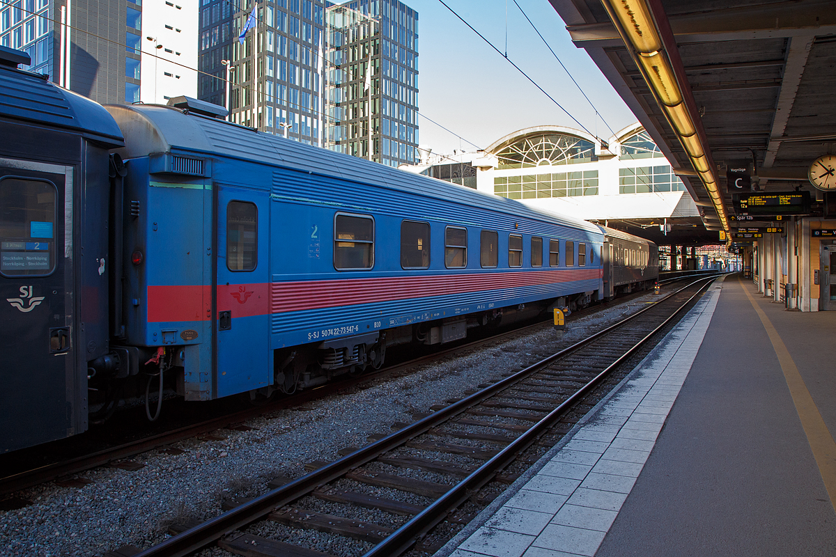 Der SJ 2. Klasse Reisezugwagen S-SJ 50 74 22-73 547-6 der Gattung B10 (SJ 5547) am 22.03.2019 im Zugverband von einem Regionalzug im Bahnhof Stockholm Central.

Diese Wagen sind aus der SJ Serie 1980, welche eine Sammelbezeichnung für Personenwagen der schwedischen Bahngesellschaft Statens Järnvägar (SJ) ist, die von 1979 bis 1994 gebaut wurden. Dieser Wagen war ein ursprünglicher B2 Wagen von denen zwischen 1988-1989 von Kalmar Verkstads AB 45 Stück gebaut wurden. Die Wagen haben ASEA-Drehgestelle. Zwischen 2001 bis 2003 wurden für den Regionalverkehr 35 Wagen in diese B 10 Wagen umgebaut und somit die Sitzplatzkapazität von 69 auf 85 erhöht.

TECHNISCHE DATEN:
Spurweite: 1.435 mm
Länge über Puffer: 26.400 mm
Drehzapfenabstand: 18.500 mm
Achsstand im Drehgestell: 2.600 mm
Drehgestellbauart: ASEA
Leergewicht: 48 t
Höchstgeschwindigkeit:  160 km/h
Sitzplätze: 85 in der  2. Klasse
Abteile: Großraum
Toiletten: 2 (eine ist behindertengerecht)
Zulassung: Schweden
Bremse: KE-GPR (D)