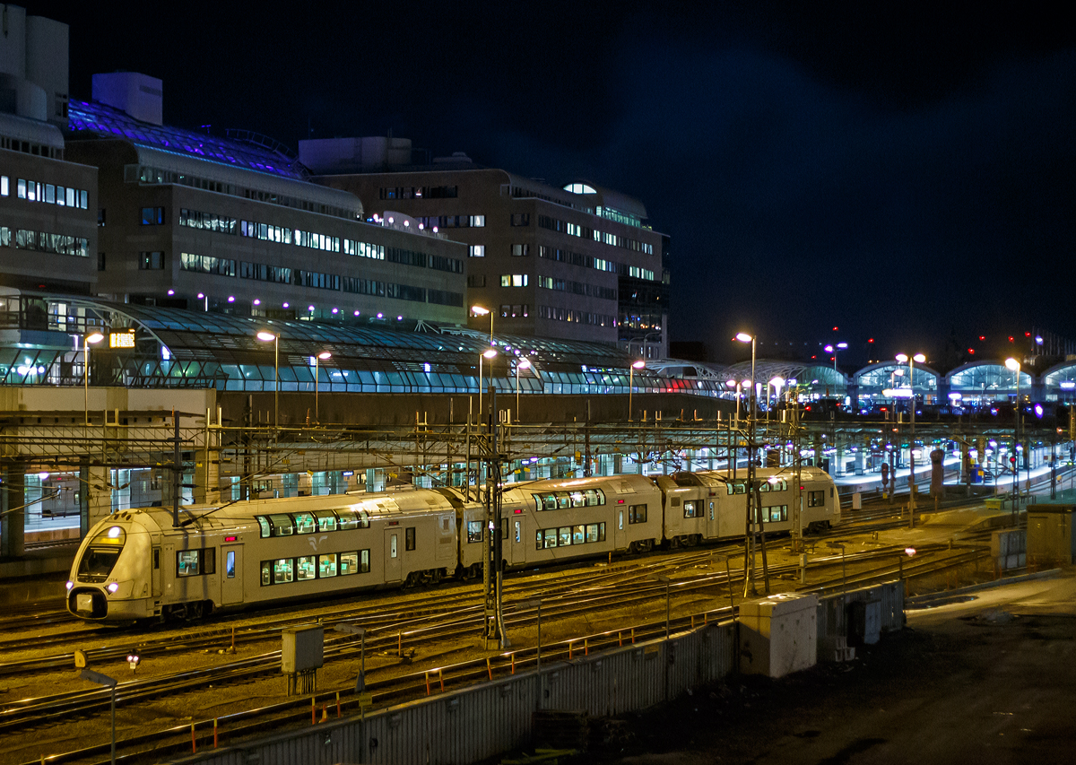 
Der SJ X40 3314, ein dreiteiliger Elektro-Doppelstocktriebzug vom Typ Alstom Coradia Duplex, verlässt am Abend des 20.03.2019 Stockholm Central.