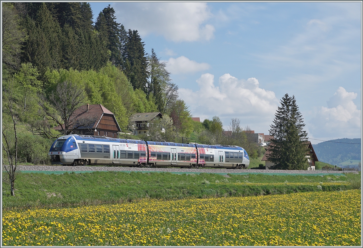 Der SNCF Dieseltriebwagen X 76713/714 ist als TER 18109 auf der Fahrt von Besançon Viotte nach La Chaux-de-Fonds und strebt kurz nach dem kleinen Weiler Pont de la Roche Morteau entgegen. 

10. Mai 2022