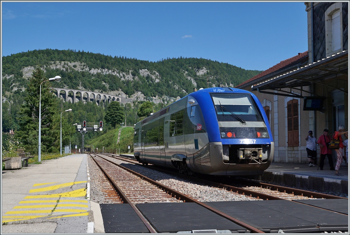 Der SNCF X 73657 ist als als TER 895511 von Dole nach St-Claude unterwegs und nun in Morez angekommen. Obwohl recht viele Fahrgäste aussteigen ist der Triebwagen immer noch recht gut besetzt. Schade, verkehren hier nur drei Zugspaare.

10. August 2021