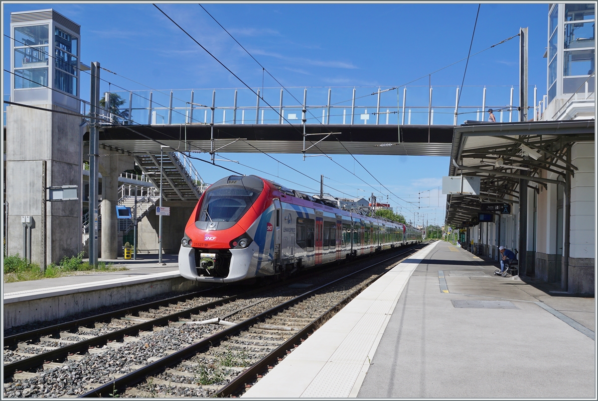 Der SNCF Z 31527 und ein weiterer Coradia Polyvalent régional tricourant sind als SL1 in Thonon les Bain angekommen. Diese Léman Express Verbindung endet planmässig hier (statt wie die andern in Evian les Bains.

12. Juli 2022