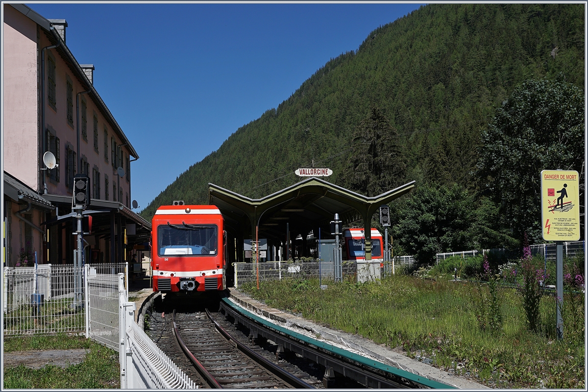 Der SNCF Z 850 N° 56 (94 87 0001 862-5 F-SNCF) verlässt Vallorcine als TER 18922 mit dem Ziel St-Gervais Les Bains Le Fayet. Auf den ersten Blick scheint sich in Vallorcine kaum was geändert zu haben, doch dann fiel mein Blick auf die Ausfahrsignale, die es in dieser Form bei meinem letzten Besuch noch nicht gab.

7. Juli 2020