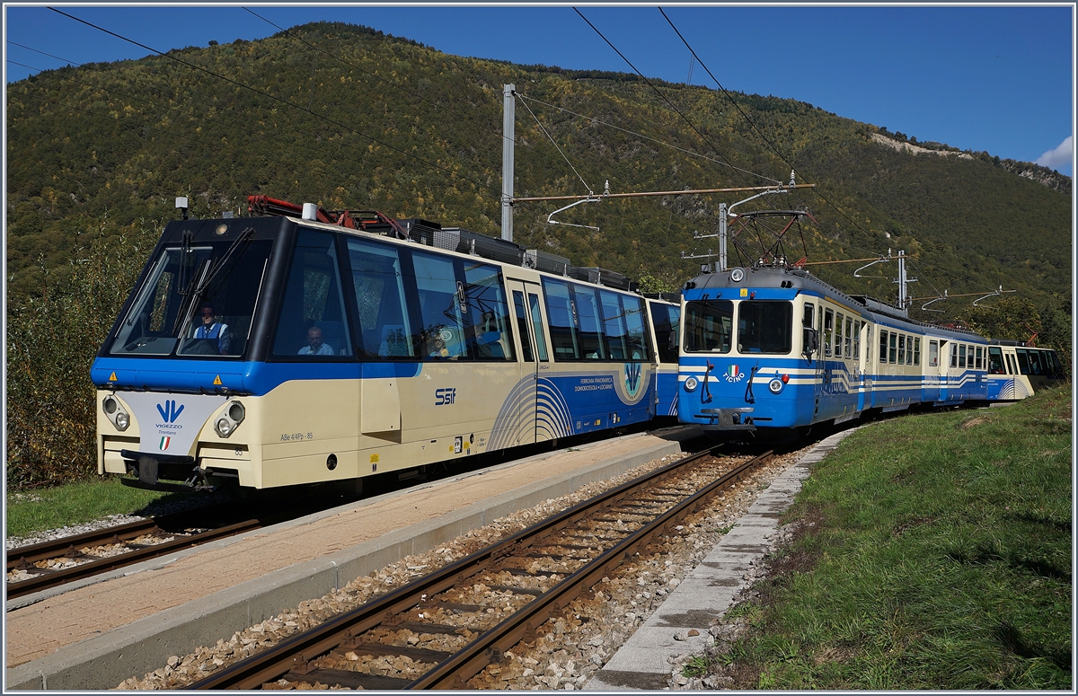Der SSIF ABe 12/16 N° 85  Trontano , unterwegs als D 54 P von Locarno nach Domodossola, kreuzt in Verigo den Regionalzug 763 nach Folsogno-Dissimo.

10. Okt. 2019