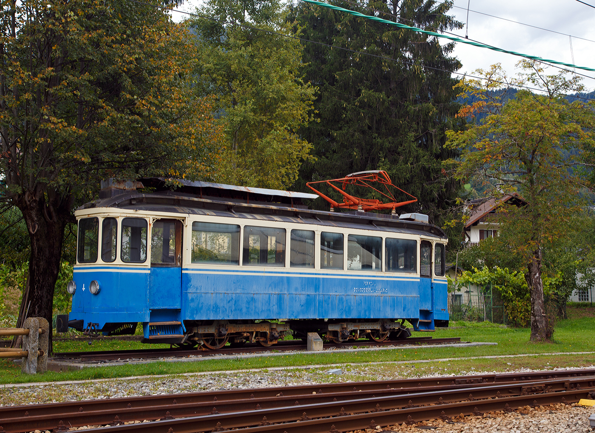 Der SSiF Ce 2/4 Nr.4 Denkmal-Triebwagen  (ex FRT, ex TLo, ex.RhSt.Ce 2/4 Nr.11) am 15.09.2017 in Santa Maria Maggiore. Der Triebwagen wurde 1911 von MAN/MFO f�r die Stra�enbahn Altst�tten–Berneck (RhSt.) als Ce 2/4 Nr.11 gebaut, 1946 wurde er von der Tram Locarno (Tramvie Elettriche Locarnesi (TLo)), zusammen mit dem Triebwagen 12, �bernommen.  Nach der Einstellung des Trambetriebes Locarno im Jahre 1960 gelangten die beiden Triebwagen Ce 2/4 4 und Ce 2/4 5 zur SSIF nach Domodossola. Der Triebwagen 4 ist seit den Neunzigerjahren beim Bahnhof Santa Maria Maggiore als Denkmal aufgestellt und der Triebwagen 5 wurde vom Museum Ogliari in Ranco �bernommen.  

SSIF ist die Abk�rzung der Societ� subalpina di imprese ferroviarie,die sich auch Ferrovia Vigezzina nennt. 