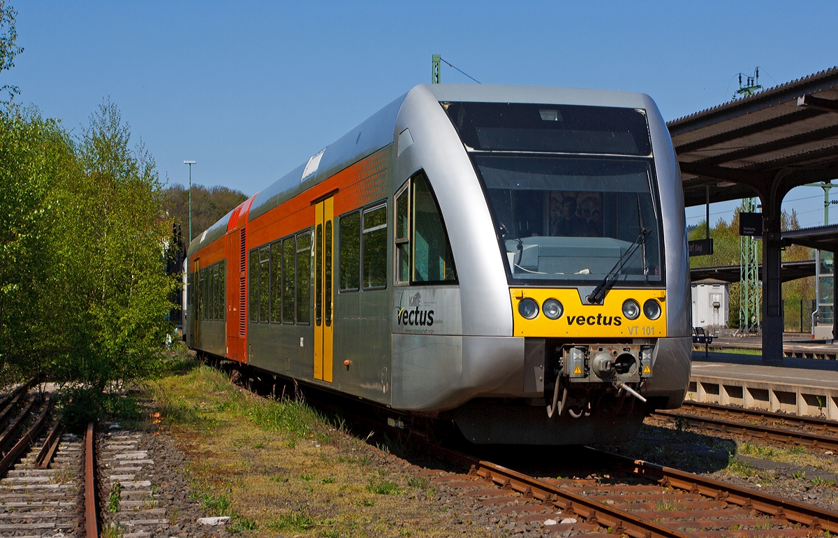 Der Stadler GTW 2/6 - VT 101 der vectus Verkehrsgesellschaft mbH  ist am 19.04.2014 im Bahnhof Betzdorf/Sieg abgestellt.
 
Dieser GTW 2/6 mit dieselelektrischem Antrieb besteht aus:
Dem mittigem Antriebsmodul (95 80 0646 401 9 D-HEB), auch Antriebscontainer genannt, dessen beiden Achsen angetrieben sind und das Fahrzeug bewegen. 
Die zwei leicht und niederflurig gebauten Endmodule (95 80 0946 401 6 D-HEB und 95 80 0946 901 5 D-HEB) mit je einem Drehgestell stützen sich auf das Antriebsmodul jeweils ab, somit ergibt sich die Achsfolge 2'Bo'2. 
Es ergibt sich auch eine sehr gute Raumausnutzung der Endmodule, nur ist das Fahrzeug durch das Antriebsmodul in zwei Hälften geteilt und der Gang durch den Antriebscontainer ist nicht barrierefrei passierbar. 

Dieser Triebwagen wurde 1999 bei DWA, Bautzen (Deutsche Waggonbau AG, heute Bombardier Transportation) unter der Fabriknummer 508001 für die Hessische Landesbahn (HLB) gebaut, dessen Eigentum er ist und ihn an die vectus vermietet hat. Er hat die EBA-Nr. EBA 97T03Q 001.

Die Antriebausrüstung besteht aus einem MTU 12V 183 TD 13 Dieselmotor der seine 550 kW Leistung auf einen Dreiphasen-Generator überträgt der zwei Asynchronmotoren (Adtranz, 6 RIA 4548) antreibt. Die max. Leistung an den Rädern beträgt 420 kW 

TECHNISCHE DATEN:
Spurweite: 1.435 
Länge über Scharfenbergkupplung: 38.660 mm 
Breite: 3.000 mm 
Höhe: 3.850 mm 
Eigengewicht: 52 t 
Achsanordnung: 2´Bo 2´ 
Drehgestellabstände: je 2.000 mm 
Antriebsmotor:  MTU, 12V 183 TD 13
Treibraddurchmesser (neu): 860 mm
Laufraddurchmesser (neu): 680 mm 
Höchstgeschwindigkeit: 120 km/h.
Max. Beschleunigung: 0,88 m/s²
Anfahrzugkraft: 62 kN