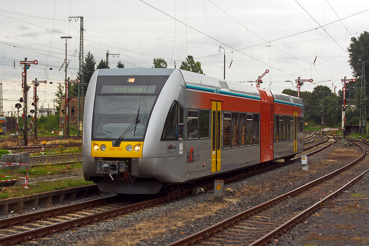
Der Stadler GTW 2/6 - 509 104 (VT 104) der HLB (Hessische Landesbahn) erreicht am 18.08.2014 seine Endstation Friebberg (Hessen). 
Der Triebzug wurde 1999 von DWA in Bautzen unter dere Fabriknummer 509/001 gebaut.  Er hat die Fahrzeugregister-Nummern 95 80 0946 404-0 D-HEB / 95 80 0646 404-3D-HEB / 95 80 0946 904-9 D-HEB