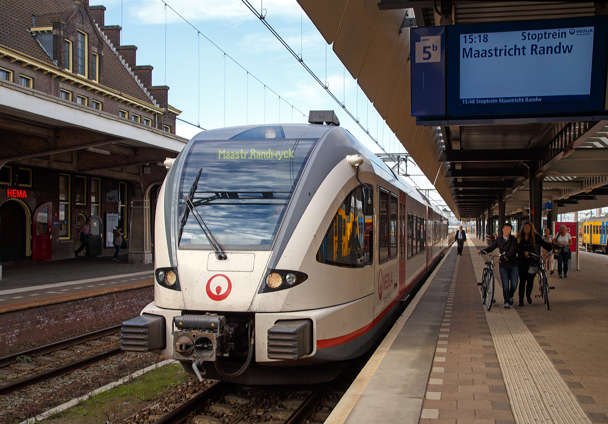 
Der Stadler GTW 2/8 – 651, ein Elektrischer Gelenktriebwagen (EMU),  der VEOLIA Transport Niederlande am 03.10.2015 beim Halt im Bahnhof Maastricht. Er f�hrt die Verbindung Kerkrade – Heerlen - Maastricht Randwyck.

F�r den Regionalverkehr im S�den der Niederlande beschafft VEOLIA Transport 8 neue elektrische Gelenktriebwagen f�r 1500 V Gleichspannung. Davon wurden 5 GTW 2/6 und 3 GTW 2/8 geliefert. Die sind Z�ge in der Provinz Limburg auf der Strecke Maastricht – Kerkrade im Einsatz. Diese Generation der GTW Triebwagen erf�llt die neue europ�ische Norm EN 15227, welche die Energieabsorption bei Zusammenst��en regelt. Deutlich hier zusehen an den Energieabsorber (rechts und links der Scharfenberg Kupplung) Die Z�ge sind behindertengerecht ausger�stet und verf�gen �ber eine geschlossene Toilettenanlage.

Ein GTW 2/6 besteht aus: Dem mittigem Antriebsmodul auch Antriebscontainer genannt, dessen beiden Achsen angetrieben sind und das Fahrzeug bewegen. Und zwei leicht gebaute Niederflurwagenkasten als Endmodul (mit F�hrerstand) mit je einem Drehgestell st�tzen sich auf das Antriebsmodul, somit ergibt sich die Achsfolge 2'Bo'2. Es ergibt sich auch eine sehr gute Raumausnutzung der Endmodule, nur ist das Fahrzeug durch das Antriebsmodul in zwei H�lften geteilt und der Gang durch den Antriebscontainer nicht barrierefrei passierbar.

Bei dem GTW 2/8 (wie dieser), ist zus�tzlich noch ein Mittelwagen (Niederflurwagenkasten mit einem Drehgestell) zwischen dem Antriebsmodul und dem Endmodul gehuppelt. So hat dieser dann die Achsfolge 2’Bo’2’ 2’.

Technische Daten von dem GTW 2/8 (EMU):
Inbetriebsetzung:  2008
Spurweite:  1.435 mm
Achsfolge:  2’Bo’2’ 2’
L�nge �ber Kupplung:  55.937 mm
Fahrzeugbreite:  2.990 mm 
Fahrzeugh�he:  4.300 mm
Fu�bodenh�he:  830 mm (Niederflur)/ 996 mm (Hochflur)
Einstiegsbreite:  1.300 mm
Dienstgewicht:  ca. 84.5 t
Achsabstand (Trieb- und Laufdrehgestell):  2.100 mm
Triebraddurchmesser (neu): 860 mm
Laufraddurchmesser (neu):  750 mm
Max. Leistung am Rad: 1.100 kW
Anfahrzugkraft:  80 kN
H�chstgeschwindigkeit 140 km/h
Speisespannung: 1.5 kV DC
Sitzpl�tze:  2. Klasse 159 / 1. Klasse 16
Klappsitze: 17