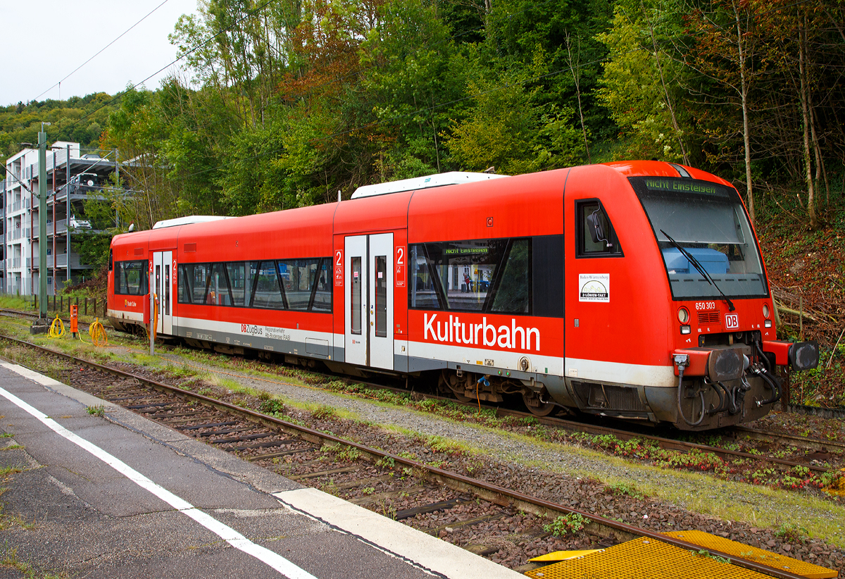
Der Stadler RegioShuttle RS 1 – 650 303 (95 80 0650 303-0 D-DB), ex DB 650 303-1, der Kulturbahn (DB ZugBus Regionalverkehr Alb-Bodensee), abgestellt am 09.09.2017 beim Bahnhof Horb. 

Der Triebwagen wurde 2004 von Stadler Pankow in Berlin unter der Fabrik-Nr. 37319 gebaut

Die Fahrzeuge (Baureihe VT 650.3) sind mit breiten Automatik-Schwenkschiebet�ren, Niederflureinstiegen, gro�en Mehrzweckbereichen mit Platz f�r Fahrr�der oder Kinderw�gen, bequemen Komfortsitzen und einer Klimaanlage ausgestattet. Auch in Puncto Fahrgastinformation haben die RegioShuttles einiges zu bieten. Vier Au�enzugziel-Anzeigen lassen nicht zu, dass man in der Eile in den falschen Zug einsteigt. Zus�tzlich garantieren GPS-gesteuerte Haltepunkt-Anzeigen im Innenraum den Ausstieg an der richtigen Stelle.

Die besondere Niederflurbauweise der Einstiegs- und Mehrzweckbereiche erlaubt einen bequemen, fast ebenerdigen Einstieg in das Fahrzeug. Au�erdem sorgen beidseitig angebrachte, ausfahrbare Rampen daf�r, dass auch mobilit�tseingeschr�nkte Menschen barrierefrei und selbstst�ndig ein- und aussteigen k�nnen. Selbstverst�ndlich geh�rt zur komfortablen Ausstattung RegioShuttles auch ein behindertengerechtes WC. In Sachen Geschwindigkeit zeichnet sich die Baureihe VT 650.3 durch Spurtst�rke und eine hohe Endgeschwindigkeit aus. Luftgefederte Drehgestelle sorgen dabei f�r optimale Laufruhe, auch bei schneller Fahrt.

Der Antrieb erfolgt �ber 2 MAN 6-Zylinder-Viertakt-Dieselmotor mit Direkteinspritzung vom Typ D 2866 LUH 21 mit je 257 KW (350 PS) Leistung hydromechanisch �ber 2 Voith-Diwabus Getriebe U 864, die H�chstgeschwindigkeit betr�gt 120 km/h.

Die Motoren haben einen Hubraum von je 12 Liter.

TECHBISCHE DATEN:
Spurweite: 1.435 mm
Achsfolge: B'B'
L�nge �ber Puffer: 25.500 mm
L�nge Wagenkasten: 24.260 mm
Drehzapfenabstand: 17.100 mm
Drehgestellachsstand: 1.800 mm
Federung: 2 luftgefederte Triebdrehgestelle
Eigengewicht: 42 t
H�chstgeschwindigkeit:  120 km/h
Beschleunigung: 1,2 m/s�
Einstiegsh�he:  600 mm
Fahrgastraum: klimatisiert
Pl�tze: 70 Sitzpl�tze, davon 18 als Klappsitze, 88 Stehpl�tze
Niederfluranteil: 65% bezogen auf die L�nge des Fahrgastraumes
T�ren: Vier 2-fl�gelige Automatik-Schwenkschiebet�ren
Einstiegshilfe je Fahrzeugseite: Rollstuhl-Hublift an T�r L1 und R1
WC: behindertengerecht