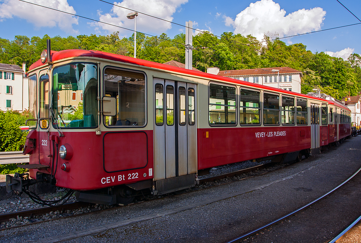 
Der Steuerwagen CEV BT 222 steht mit dem Gepäcktriebwagen CEV BDeh 2/4 Nr. 73 am 29.05.2012 im Bahnhof Vevey. Beide von der MVR (Transports Montreux–Vevey–Riviera), ex CEV (Chemins de fer électriques Veveysans). Sowohl den Trieb- und den Steuerwagen gibt es heute nicht mehr.

Die Steuerwagen hatten bergseitig einen geschlossenen Führerstand, dieser hat zudem Frontwandtür die dem Personal einen Wechsel in den Vorstellwagen erlaubte. Die Steuerwagen hatten nur ein 2. Klasse Abteil mit 64 Sitzplätzen und 36 Stehplätze.

Die Steuerwagen Bt 221 und Bt 222  wurden 1976 von SWP (Schindler Waggon Pratteln) gebaut, die elektrische Ausrüstung lieferte SAAS (Société Anonyme des Ateliers de Sécheron). Der Bt 222 wurde 2017 abgebrochen (verschrottet). Der Bt 223 wurde 1983 von ACMV/BBC/SIG, teilweise aus Teilen des ehemaligen CEV C4 211 (1949),  gebaut und 2009 an die TPC für die BVB (Bex-Villars-Bretaye-Bahn) verkauft und dort 2010 zum BVB B 66 umgebaut. Der Bt 224 wurde 1990 von ACMV/BBC/SIG gebaut, 1999 wurde er zusammen mit dem BDeh2/4 71 zum „Train des Etoiles“ (mit Niederflur-Einstiegen) umgebaut.

TECHNISCHE DATEN (Steuerwagen Bt 22x):
Gebaute Anzahl: 4 (Bt 221 bis Bt 224)
Baujahre: 1976, 1983 und 1990
Spurweite: 1.000 mm (Schmalspur)
Anzahl der Achsen: 4
Länge über Puffer: 16.600 mm
Drehzapfenabstand: 9.900 mm
Eigengewicht: 8,8 t

Die Triebwagen sind für den gemischten Einsatz auf Adhäsions- und Zahnradstrecken ausgerüstet. Es wurden 1970 eine Serie von 4 Stück  (Triebwagen 71 bis 74) von SWP (Schindler Waggon Pratteln) gebaut, die elektrische Ausrüstung lieferte SAAS (Société Anonyme des Ateliers de Sécheron) und die Motoren kamen von BBC. Im Jahr 1983 wurde ein fünfter (dieser Nr. 75) auch von SWP, SAAS, BBC gebaut. 

Der Triebwagen 71 wurde 1999 (als Beh2/4 71) zusammen mit dem Steuerwagen Bt 224 zum „Train des Etoiles“ umgebaut. Der Triebwagen 72 wurde 2002 zum Beh2/4 72 „Astro Pléiades“ umgebaut. Die Triebwagen 73 und 74 wurden 2017 abgebrochen (verschrottet) und der Triebwagen 75 folgte leider auch im Mai 2018. Und so sind sie auch leider verschwunden.

Die Triebwagen hatten beidseitig einen geschlossenen Führerstand, an den talseitig die Einstiegsplattform anschloss. An den bergseitigen Führerstand schloss das Gepäckabteil an, dann folgte die Einstiegsplattform. Der bergseitige Führerstand hat eine Stirnwandtüre, die dem Personal einen Wechsel in den Vorstellwagen erlaubte. Die Triebwagen hatten nur ein 2. Klasse Abteil mit 48 Sitzplätzen und 52 Stehplätze.

TECHNISCHE DATEN:
Baujahre: 1970 (71-74) und 1983 (75)
Spurweite: 1.000 mm (Schmalspur)
Achsfolge:	(1 Az) (1 Az)
Zahnstangensystem: Strub
Länge über Puffer: 17.600 mm
Gewicht : 32.8 t
Höchstgeschwindigkeit :50 km/h (Adhäsion) / 22 km/h (Zahnrad)
Fahrleitungsspannung: 850 V DC (Gleichstrom)
