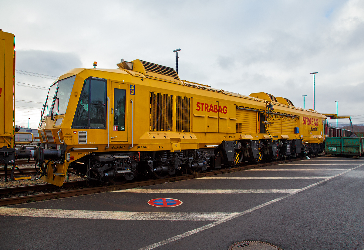 Der Strabag „Hannibal“ ein LINSINGER Schienenfr�szug SF 03 W-FFS, Schweres Nebenfahrzeug Nr. 99 80 9427 003-5 D-BRS der BMTI Rail Service GmbH (Servicebetrieb der STRABAG SE) steht am 01.12.2017, mit dem Beiwagen „Vogel der Nacht“ der Gattung Res 37 80 3999 115-3 D-BRS, beim ICE-Bahnhof Montabaur. Hier bereitet die Tagschicht das Fahrzeug f�r neue Aufgaben vor und l�sst die Sp�ne in einen Abrollcontainer ablaufen.

Auch hochwertige Gleise unterliegen den „normalen“ Verschlei�prozessen. Um die Betriebssicherheit, die Betriebskosten und den Fahrkomfort dauerhaft zu gew�hrleisten und gering zu halten, m�ssen sie in regelm��igen Abst�nden wieder „in Form“ gebracht werden bzw. der Schienenkopf reprofiliert werden. Damit der Aufwand und die betrieblichen St�rungen f�r das Reprofilieren gering gehalten werden kann, werden diese hochmodernen Fr�sz�ge eingesetzt. Die Bearbeitungsgeschwindigkeit liegt bei 8 bis 25 m/min, je dem wie viel abgefr�st werden muss. Die Bearbeitungsgenauigkeit liegt bei:
Querprofilgenauigkeit +/- 0,1 mm
L�ngsprofilgenauigkeit 0,05 mm
Oberfl�chenqualit�t Ra = ca. 3�m

Weitere Vorteile des Fr�sens sind:
Kein Funkenflug bei der Bearbeitung
0,3 - 3 mm Fr�stiefe in einem Durchlauf bzw. �berfahrt
Fahrkante als Bezugskante w�hlbar
H�henkopierung zur Minimierung der L�ngswelligkeit
Profilform durch unterschiedliche Fr�sformwerkzeuge �nderbar
Bearbeitungsgeschwindigkeit bis zu 25 m/min
Abrollger�usch des Rades auf der Schiene unter 46 dbA

Technische Daten das Fr�szuges 99 80 9427 003-5 D-BRS:
Bauart: SF 03 W-FFS
Hersteller: LINSINGER Maschinenbau Ges. m.b.H., Steyrerm�hl, �sterreich
Fabriknummer: OLJ-001
Baujahr: 2010
Spurweite: 1.435 mm (Normalspur)
Achsformel: Co´Co´
L�nge �ber Puffer: 23.800 mm
Drehzapfenabstand: 15.300 mm
Leistung: 675 kW
Eigengewicht: 112,2 t
Nutzlast: 5,8 t
Radsatzfahrmasse: 20 t
H�chstgeschwindigkeit: 100 km/h (Eigenantrieb oder geschleppt)
Zur Mitfahrt zugel. Personen: 5
Zul�ssige Anh�ngelast: 60 t
Zugelassen f�r Streckenklasse: CE und h�her und CM4
Kleister befahrbarer Gleisbogen: R 150 m

Anzahl der Bearbeitungseinheiten (Fr�seinheiten): links und rechts je 3 St�ck
Durchmesser der Messerk�pfe (Fr�ser): 600 mm
