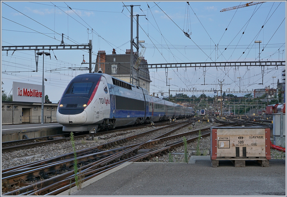 Der TGV LYRIA 4405 mit den Triebköpfen 93 87 0384 009-1 F-SNCF und 93 87 0384 010-9 F-SNCF wird in Lausanne bereitgestellt.

Der Zug trägt auf beiden Triebköpfen Werbung für das Disneyland Paris. 

22. Juli 2018
