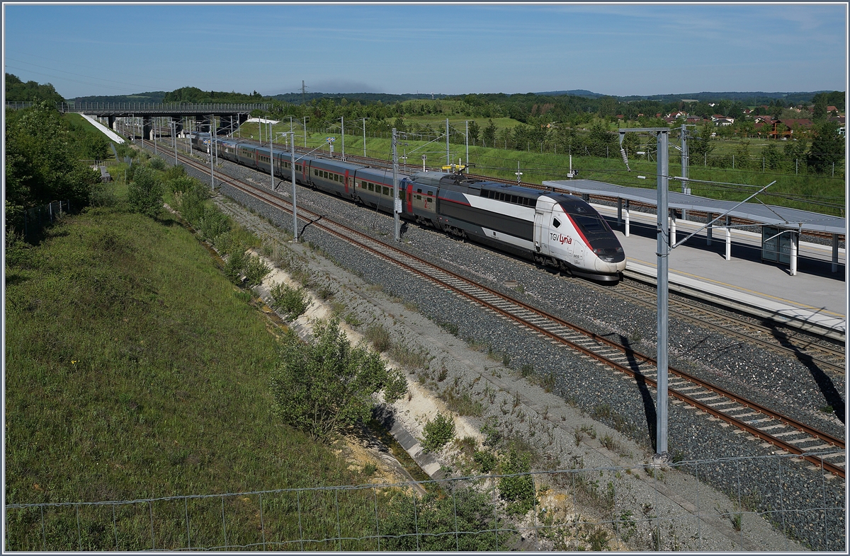 Der TGV Lyria 9206 (Rame 4410) von Zürich nach Paris Gare de Lyon verlässt nach einem kurzen Halt den Bahnhof Belfort-Montbéliard TGV. 

Der Zaun im Vordergrund mag zwar etwas stören, gehört aber zum Bild, sind doch die TGV Strecken lückenlos eingezäunt.   

1. Juni 2019