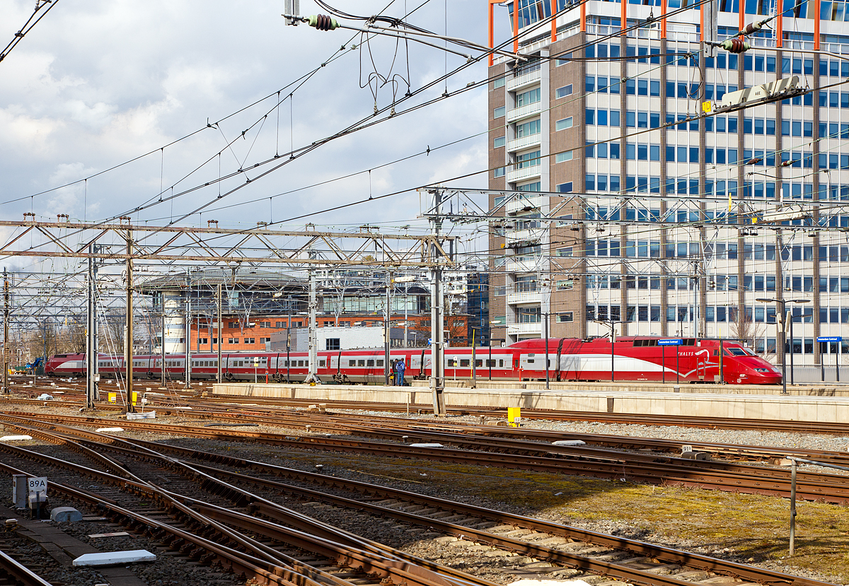 
Der Thalys PBA 4537 verlässt am 31.03.2018 den Bahnhof Amsterdam Centraal in Richtung Paris via Brüssel.

Der Thalys wurde für den länderübergreifenden Verkehr zwischen Belgien, Deutschland, Frankreich und den Niederlanden gebaut und ist deshalb mehrsystemfähig. Es existieren zwei Varianten der Züge: der (hier gezeigte) Thalys PBA (Paris–Brüssel–Amsterdam) und der Thalys PBKA (Paris–Brüssel–Köln–Amsterdam).

Von den Thalys PBA existieren neun Einheiten (Rame 4532-4540), diese sind baugleich mit dem TGV Réseau und alle Eigentum der SNCF. Eigentlich sind es auch TGV der Serie 38000. Sie können unter 25kV/50Hz Wechselstrom, sowie unter 3kV und 1,5kV Gleichstrom fahren. Außerdem sind sie mit den Zugsicherungssystemen der drei Länder ausgestattet. Die Züge leisten bei 25 Kilovolt eine Dauerleistung von 8.800 Kilowatt und erreichen damit zwischen Paris und Brüssel, sowie zwischen Löwen und Lüttich 300 km/h. Die Verbindung Amsterdam nach Paris wird so planmäßig in 3 Stunden und 18 Minuten gefahren. 

TECHNISCHE DATEN:
Spurweite: 1.435 mm (Normalspur)
Achsfolge: Bo'Bo'+2' 2' 2' 2' 2' 2' 2' 2' 2'+Bo'Bo'Länge: 200.000 mm
Breite: 2.900 mm 
Leergewicht: 383.000 kg
Sitzplätze: 377 (120 in der 1. und 257 in der 2. Klasse)
Höchstgeschwindigkeit: 320 km/h (früher 300 km/h)
Leistung: 8.800 kW bei 25 kV 50 Hz / 3.680 kW bei 1,5 kV bzw. 3 kV Gleichstrom
