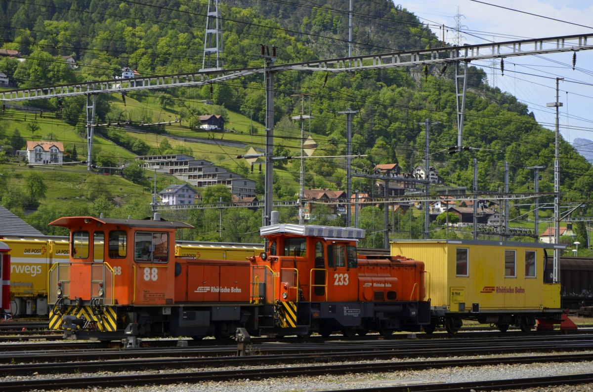 Der Tmf 2/2  Nr. 88 ist einer von sechs mit Funkfernsteuerung ausger�steten Traktoren Tm 2/2 der Rh�tischen Bahn. Hersteller: RACO, Hg.: 50km/h, L�P.: 7,49m, Bauj.: 1994. Davor befindet sich die dieselelektr. Gm 3/3 Nr. 233. Herst.: Moyse, Hg.: 55km/h, L�P.: 7,9m, Bauj.: 1976. Die kurze Rangierabteilung besteht noch aus dem gelben Dienstwagen Xk 9068. Die Aufnahme entstand am 10.05.2014 im Bahnhof Landquart
