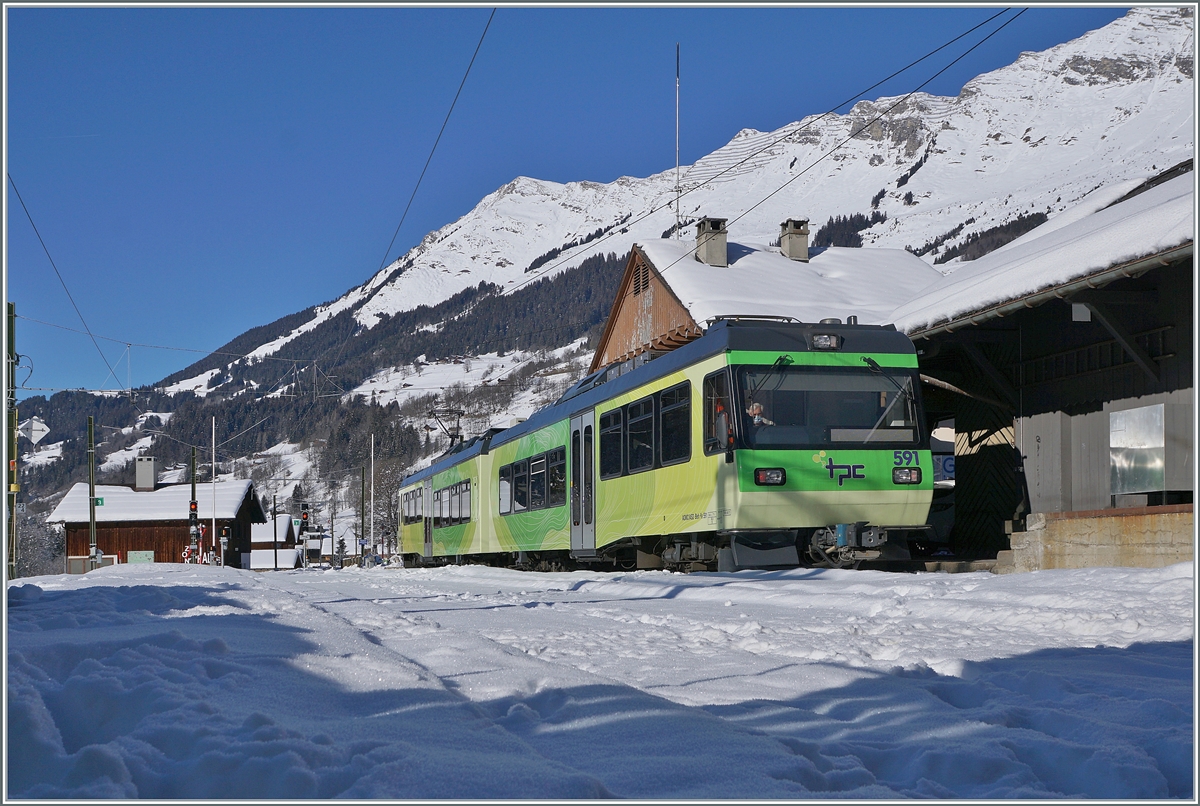 Der TPC Beh 4/8 591 hat sein Ziel Les Diablerets erreicht und wird in gut einer Viertelstunde wieder nach Aigle zurück fahren.

11. Januar 2021