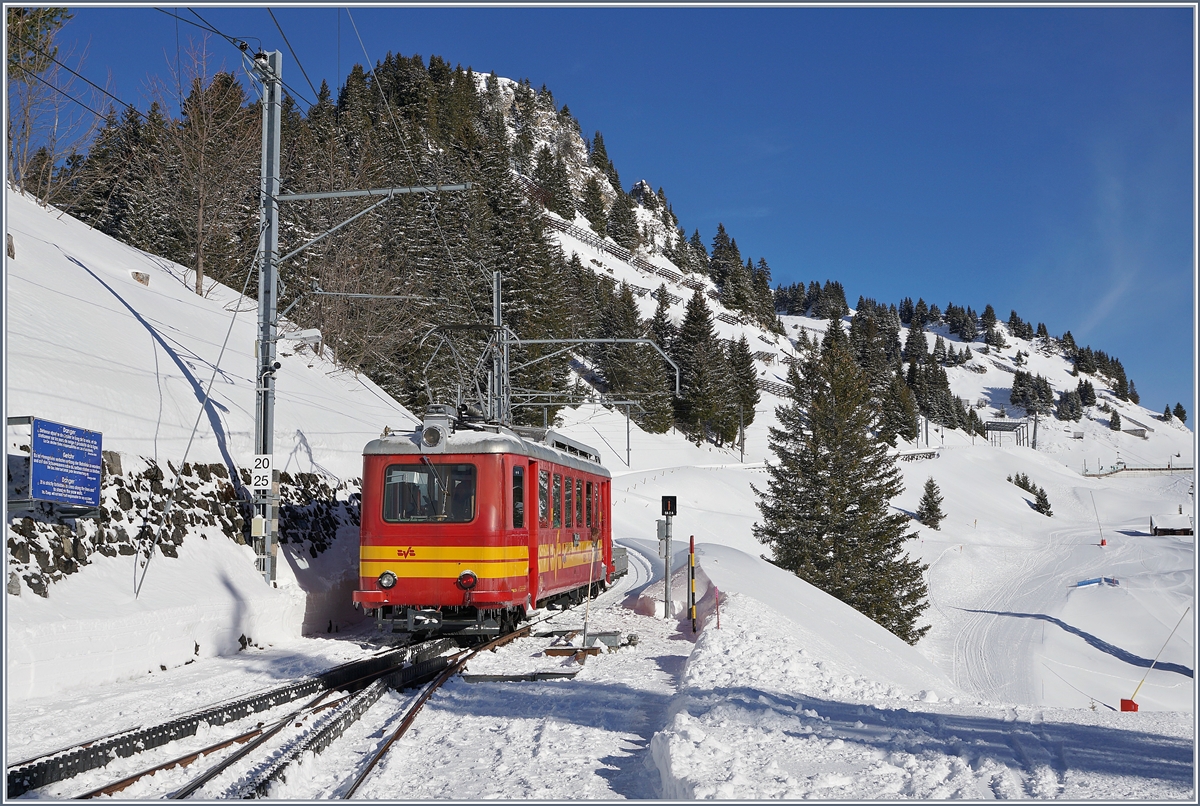 Der TPC BVB BDeh 2/4 25 auf dem Weg zum Col-de-Bretaye bei der Abfahrt in Bouquetins.

12. M�rz 2019