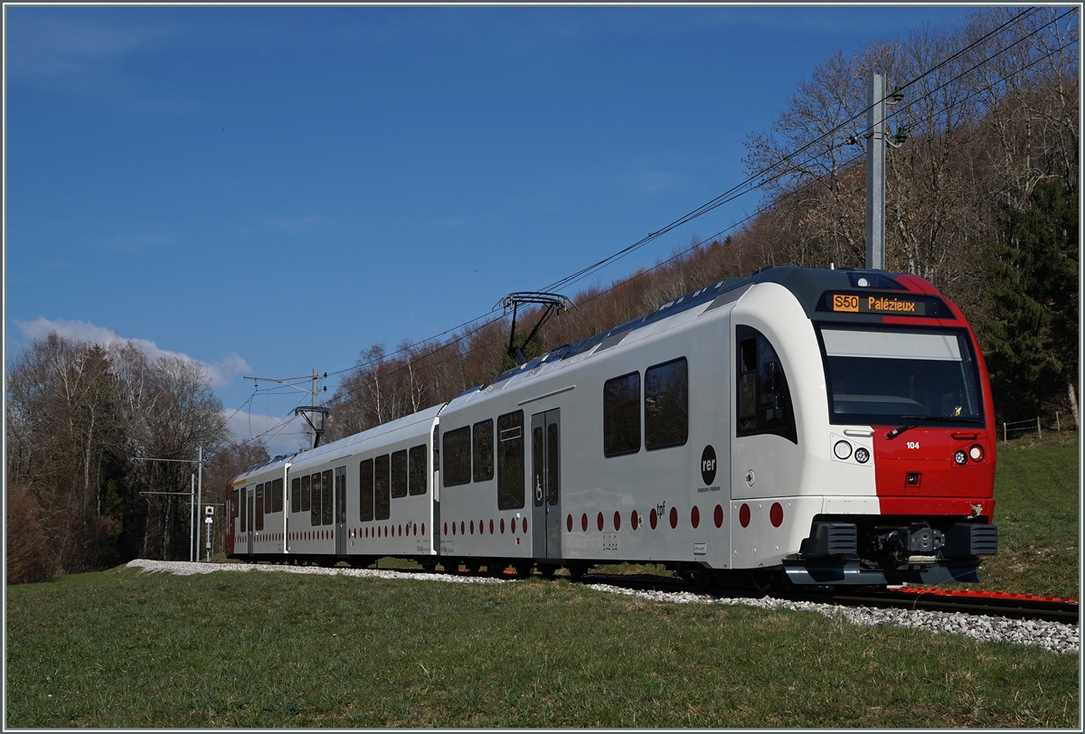 Der TPF SURF  Série Unifiée pour Réseau Ferré métrique  ABe 2/4 + B + Be 2/4 104 fährt als S 50 bei Remaufens in Richtung Palézieux.
26. März 2016
