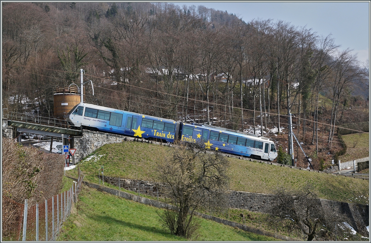 Der  Train des Etoiles  oberhalb von Blonay auf der Fahrt Richtung Les Pleiades.
13.03.2016