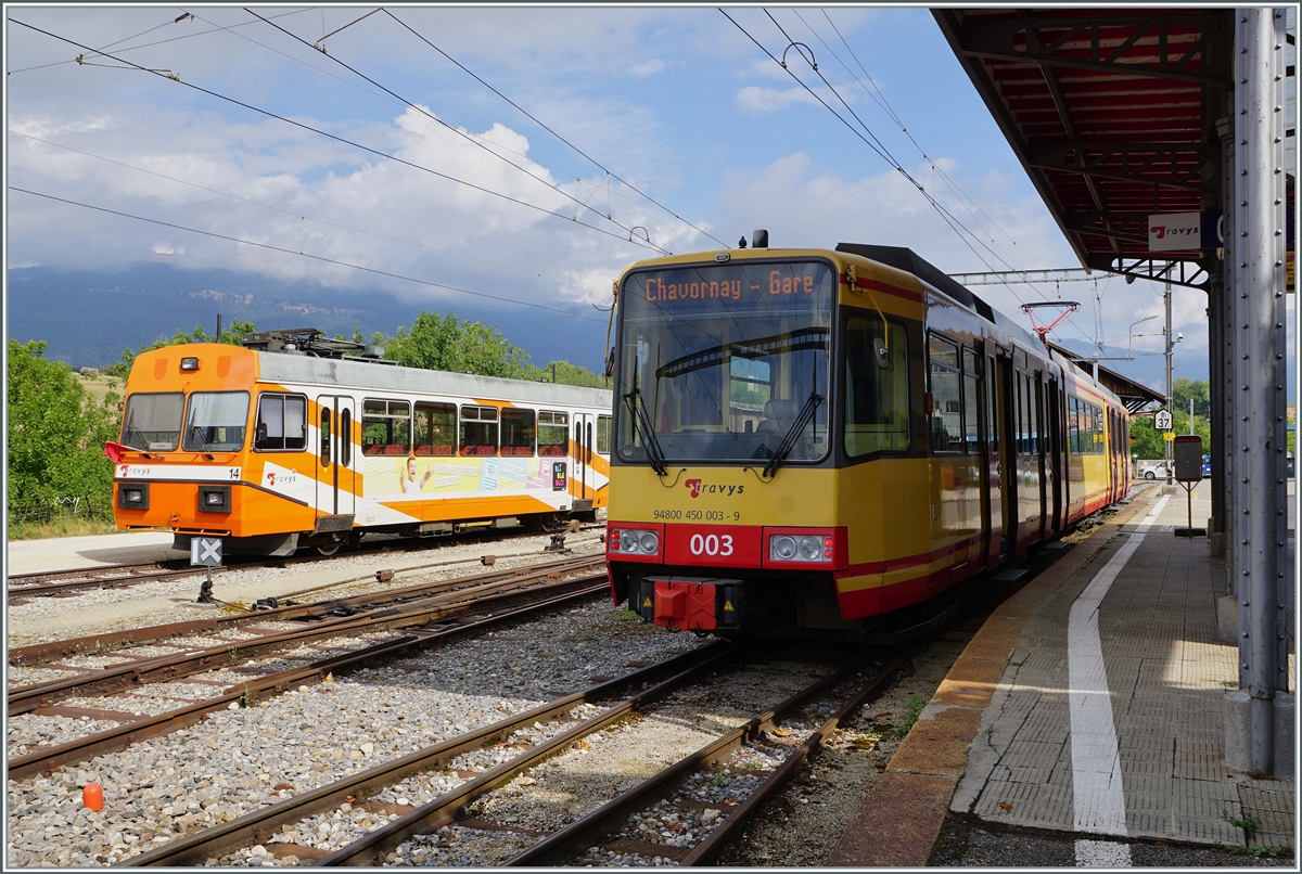 Der TRAVYS / OC Be 4/8 003 wartet in Orbe auf die Abfahrt nach Chavornay. Im Hintergrund steht der defekte Be 2/2 14. 

15. Aug. 2022