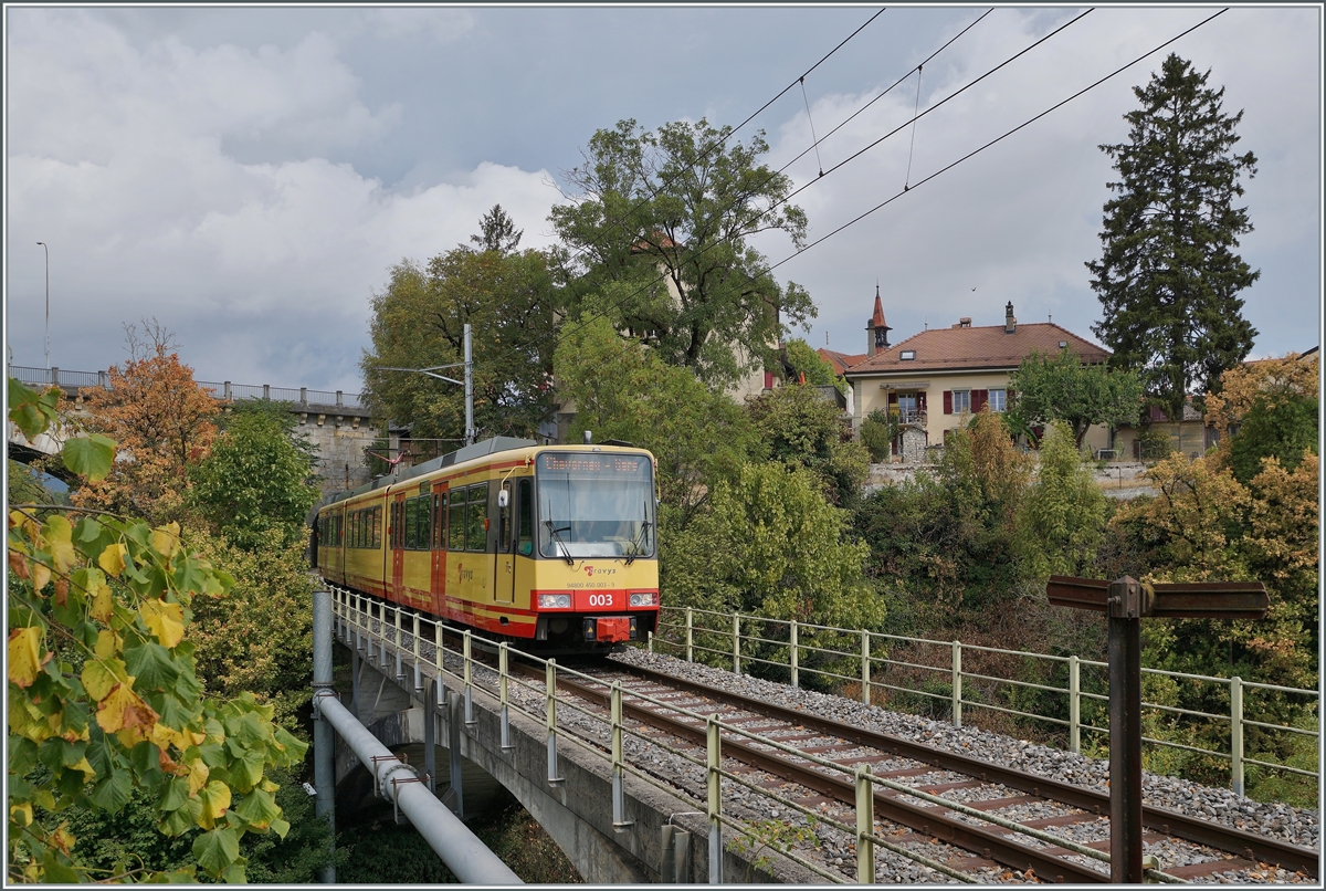 Der TRAVYS Be 4/8 003 (0948000 450 003-9 GT8-100D/2S) ist als Regionalzug 26825 von Orbe nach Chavornay unterwegs, überquert kurz nach seiner Abfahrt die Orbe und erreicht unmittelbar darauf den Halt St-Eloi.

15. August 2022