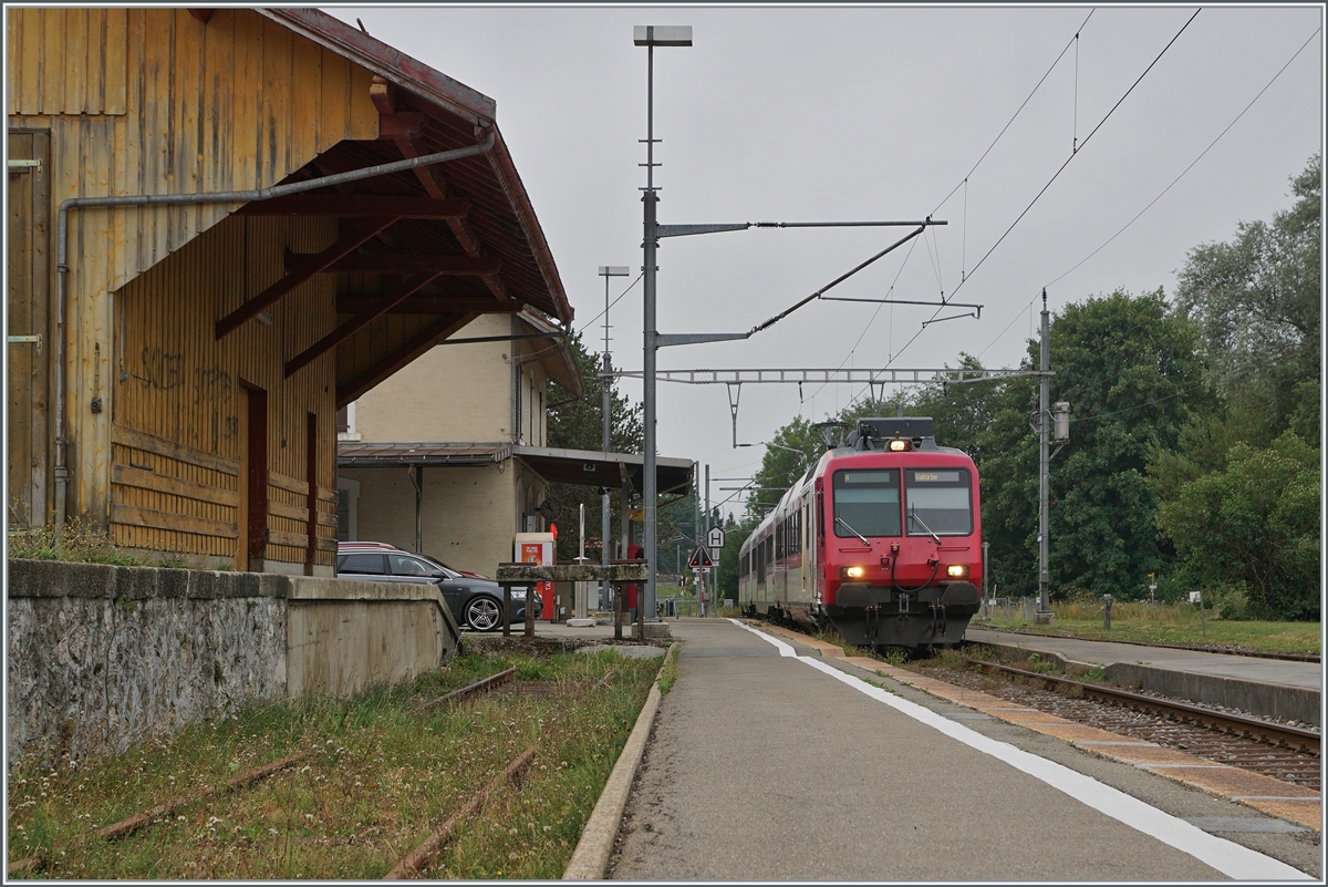 Der TRAVYS RBDe 560 384 (RBDe 560 DO TR 94 85 7 560 384-0 CH-TVYS)  Lac de Brenet  erreicht auf der Fahrt von Le Brassus nach Vallorbe den Bahnhof von Le Pont. Das Bild entstnad am letzten Betriebstag vor der Umstellung auf die Flirt-Flügelzüge. 

6. Aug. 2022 