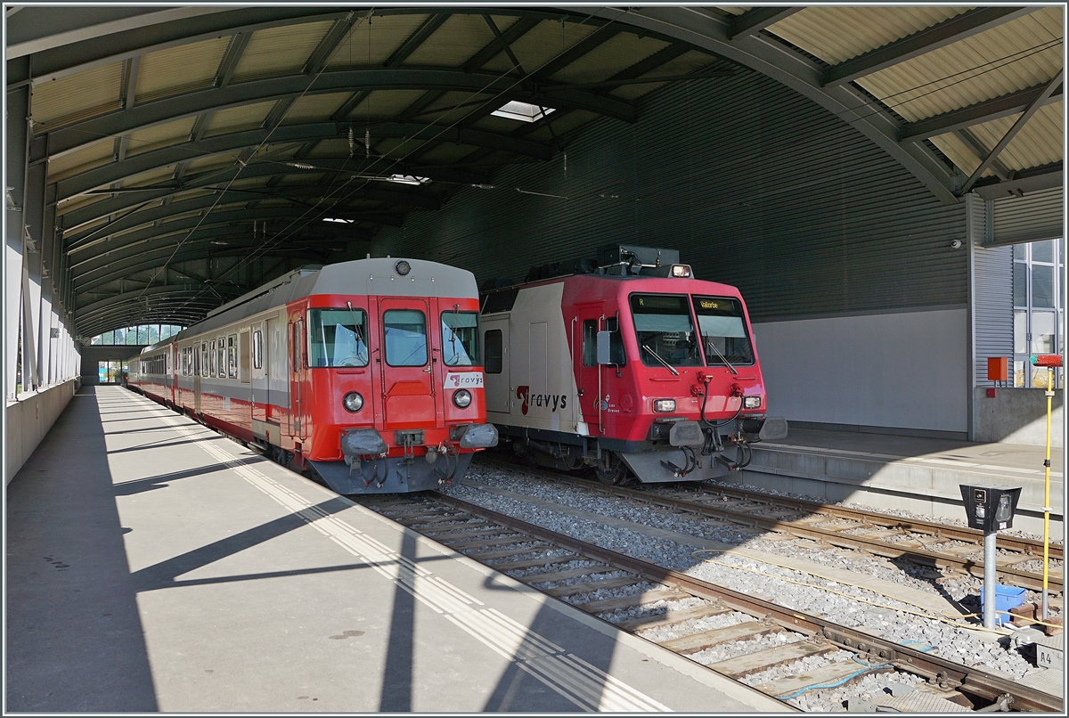 Der TRAVYS RBDe 567 174 (94 85 7567 174-8)  Fleurier  und der TRAVYS RBDe 560 384-0 (RBDe 560 DO TR 94 85 7560 384-0 CH-TVYS)  Lac de Brenet  warten in Le Brassus auf ihre Abfahrt nach Vallorbe. Während der  Domino  in Kürze abfahren wird, bleibt der RBDe 567 174 noch bis am Nachmittag in Le Brassus. 

16. Juni 2022
