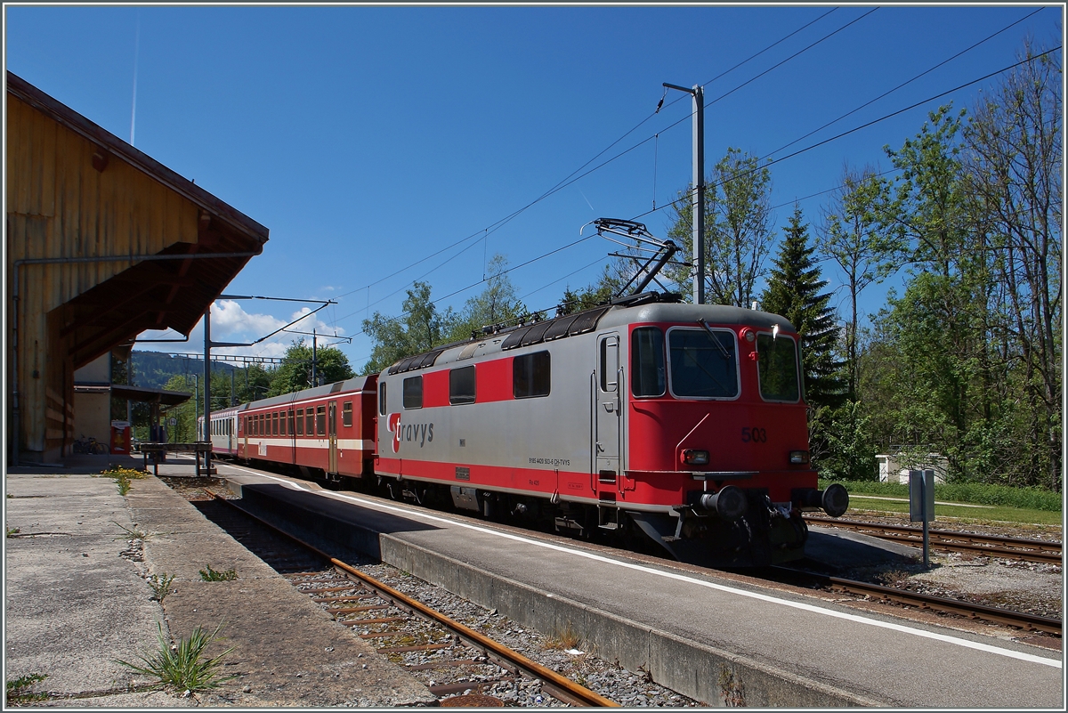 Der Travys Schülerzug 6020/6019 in Le Pont, der mangels weiterer Gleise in Le Pont ausser Mittwoch (Schulfreier Nachmittag) als Leermaterialzug nach Le Lieu zurückfahrt, aber heute an diesem Mittwoch als Regelzug 6019 Le Pont - Le Brassus zu finden ist.
Dieses Bild zeigt die ex SBB Re 4/4 II Seite Vallorbe. 
3. Juni 2015