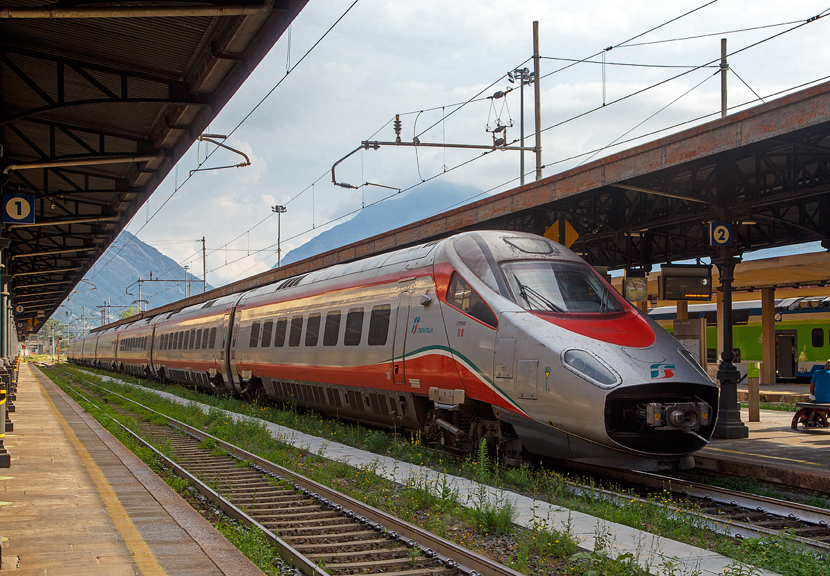 Der Trenitalia  Frecciargento“  ETR 610.011 (ETR von italienisch ElettroTreno Rapido) der 1. Serie  (93 85 5 610 111-3 CH-TI / 93 85 5 610 011-4 CH-TI) am 12.07.2022 bei Halt im Bahnhof Domodossola, als EC 50 Milano Centrale – Basel SBB.