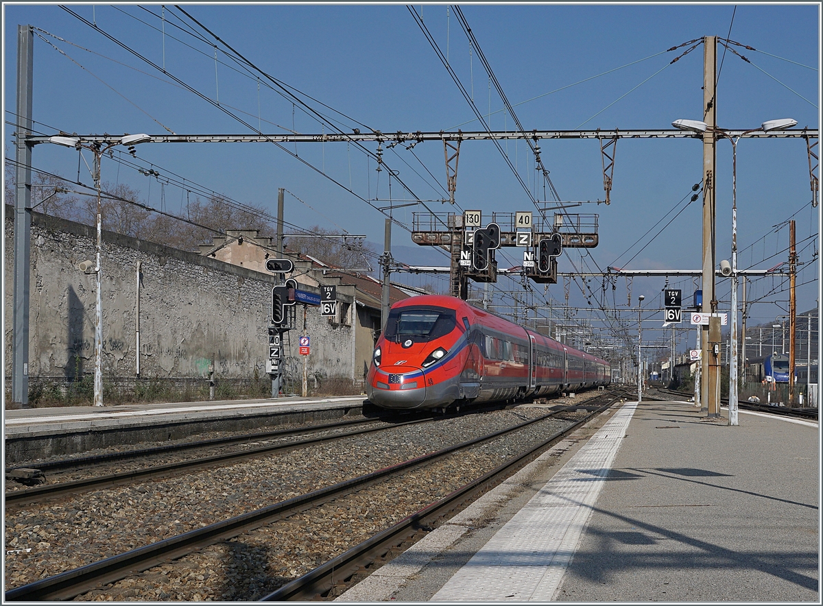 Der Trenitalia FS ETR 400 048 ist als FR 9291 von Paris Gare de Lyon nach Milano Centrale unterwegs und erreicht Chambéry-Challes-les-Eaux. Ich finde, bei Zügen im Ausland z.B ein SBB ETR in Österreich oder wie hierein FS ETR 440 in Frankreich, soll man sehen, dass der Zug sich in einem andern Umfeld befindet und dabei bot sich neben der schweren SNCF Gleichstromfahrleitung auch die markante Signalbrücke im Hintergrund an. 

20. März 2022