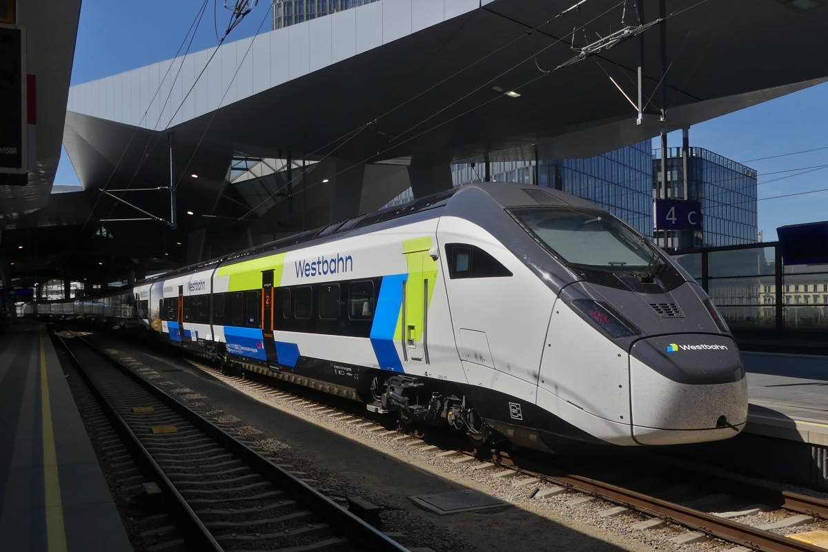 Der Triebzug RABe 501 93 85 0501 044-8 CH-WSTBA, (genannt Smile) der Westbahn, h�lt im Hauptbahnhof Wien. 03.05.2026