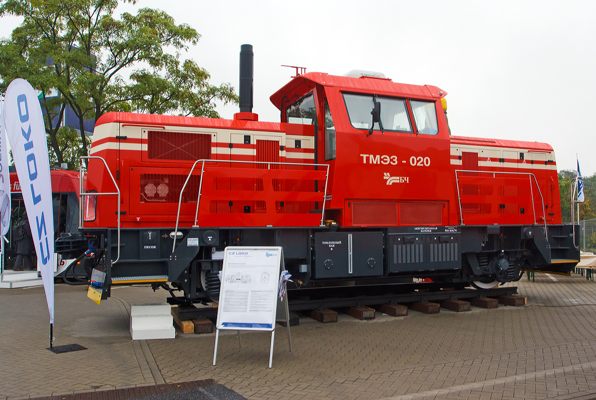 
Der tschechische Hersteller CZ LOKO a.s. pr�sentierte auf der Inno Trans 2014 in Berlin (hier 26.09.2014) die neue leichte dieselelektrische Rangierlokomotive TME3 – 020 f�r die wei�russische Eisenbahngesellschaft Belaruskaja tschyhunka (BTsch bzw. BC) in Breitspur (1.520 mm). In Normalspur entspricht sie der tschechischen Baureihe 719.  

Die Lok wurde 2014 von CZ LOKO unter der Fabriknummer 13 – 0670 gebaut.

CZ LOKO hat den Auftrag bekommen asynchrone zweiachsige Lokomotiven der Baureihe TME3 an die Wei�russische Staatsbahn zu liefern. Die letzten Lokomotiven werden bis Ende 2014 geliefert. Der Auftrag hat einen Wert von fast 500 Millionen Kronen.
Die Komponenten f�r die TME3 Lok wurden von CZ LOKO hergestellt und dann in Wei�russland  zusammengebaut. 

Die neue 719 / TME3 Serie ist f�r leichte und mittlere Rangierarbeiten entwickelt worden, kann aber auch f�r leichte Bahnbetrieb eingesetzt werden. Das Fahrgestell hat zwei Rads�tze mit Federnsystemen. Jeder Radsatz hat einen eigenen asynchronen Fahrmotor. Die Maschine ist mit einem elektrodynamischen Bremssystem ausgestattet. Ein Caterpillar Dieselmotor C15 treibt einen Siemens-Wechselstromgenerator (1FC2 401-4 V0-25) an, welcher die elektrische Energie liefert,
Das mittige F�hrerhaus ist klimatisiert und hat zwei komplette Lokf�hrer -Bedienkonsolen.

Technische Daten:
Spurweite: 1.520 mm (Breitspur)
Achsformel: Bo
L�nge �ber Puffer: 10.420 mm
Maximale Breite: 3.100 mm
Maximale H�he: 4.440 mm
Achsabstand: 5.300 mm
Raddurchmesser: 1.050 mm (neu) 1.010 mm (abgenutzt)
Dienstgewicht: 46 t
Achslast: 23 t
Dieselmotor: Caterpillar C15 6-Zylinder-Dieselreihenmotor
Motorleistung: 403 kW / 1.800 U/min
Generator: Siemens-Wechselstromgenerator 1FC2 401-4 V0-25
Kleinster  befahrbarer Gleisbogen: 80 m (bei 5 km/h)
Anfahrzugkraft: 154 kN
Dauerzugkraft: 121 kN
H�chstgeschwindigkeit:  60 km/h
Tankvolumen: 1.000 l (Diesel)

Quellen: CZ LOKO und Belaruskaja tschyhunka (englische Texte)
