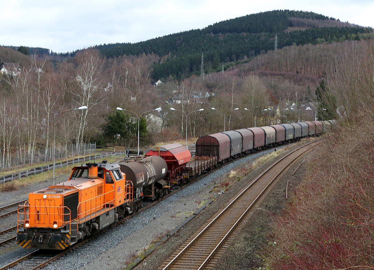 
Der Übergabezug ist fertig zusammen gestellt....
Die Lok 46 (277 807-4) der Kreisbahn Siegen-Wittgenstein (KSW) steht am 09.01.2015 mit einem Güterzug in Herdorf auf dem KSW-Rangierbahnhof zur Übergabefahrt nach Kreuztal via Betzdorf bereit. Die Lok ist Vossloh G 1700-2 BB (eingestellt als 92 80 1277 807-4 D-KSW), sie wurde 2008 unter der Fabrik-Nr. 5001680 gebaut.