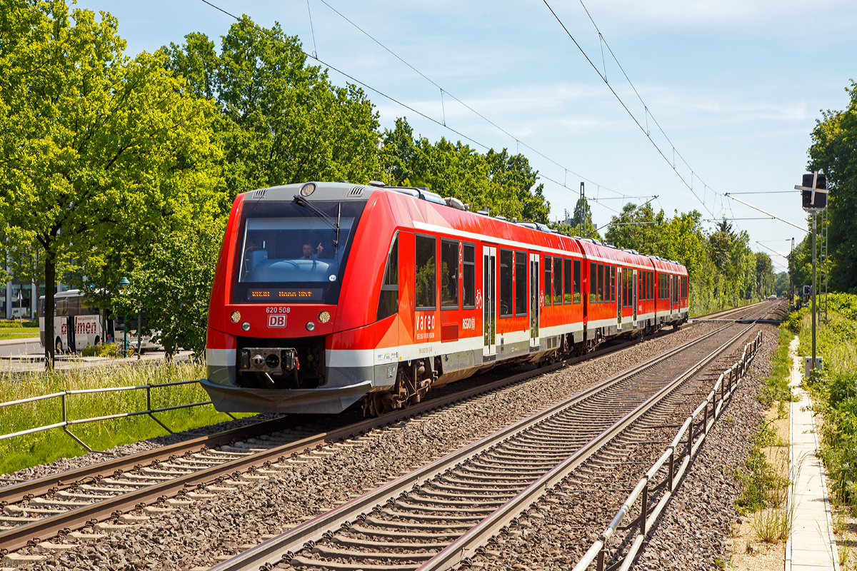 
Der vareo 620 503 / 621 008 / 620 008 ein dreiteiliger Dieseltriebzug vom Typ ALSTOM Coradia LINT 81 der DB Regio (VAREO) erreicht am 01.06.2019, als RB 30   Rhein-Ahr-Bahn  (Ahrbr�ck - Remagen - Bonn Hbf), erreicht den Bahnhof Bonn UN Campus.

Nochmal liebe Gr��e an den sehr freundlichen  Lokf�hrer zur�ck.