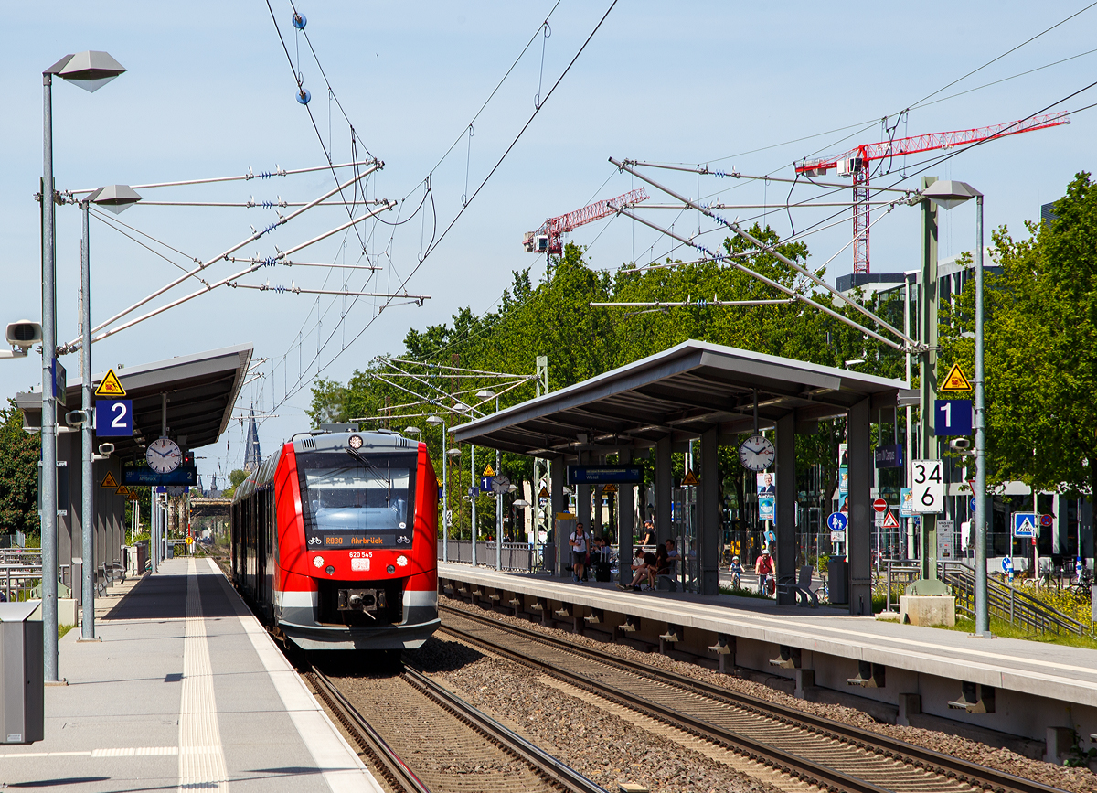 
Der vareo 620 545 / 621 045 / 620 045. ein dreiteiliger Dieseltriebzug vom Typ ALSTOM Coradia LINT 81 der DB Regio (VAREO), am 01.06.2019, als RB 30   Rhein-Ahr-Bahn  (Bonn Hbf - Remagen - Ahrbrück), beim Halt im Bahnhof Bonn UN Campus.
