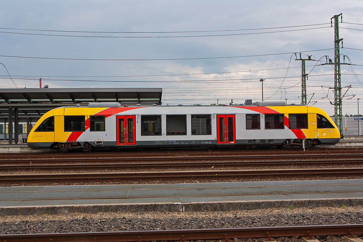 Der Vectus VT 206 ABp (95 80 0640 106-0 D-VCT) im HLB-Design steht am 02.08.2014, als RB 29  Unterwesterwaldbahn  (Limburg/Lahn - Montabaur - Siershahn) beim Halt im ICE Bahnhof Montabaur.

Der Alstom Coradia LINT 27 wurde 2004 von Alstom in Salzgitter (ehem. LHB) unter der Fabriknummer 1187-006 gebaut.
