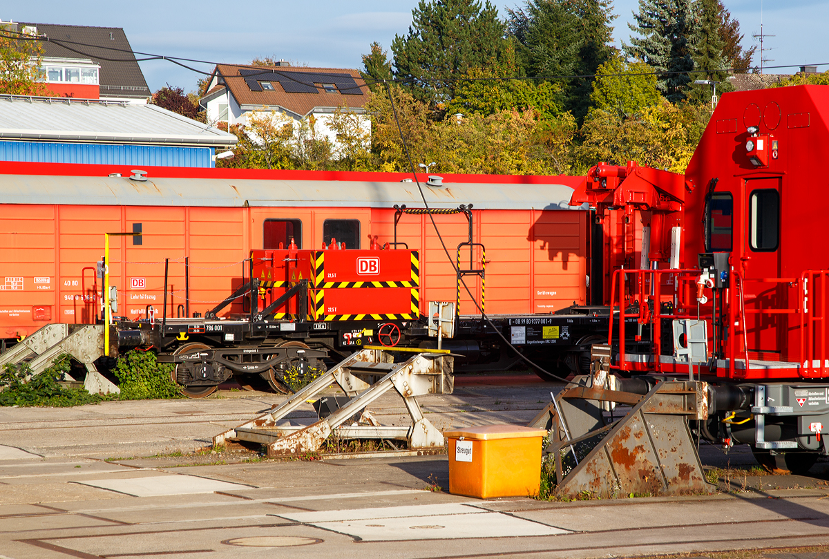 
Der Vierachsige Gegenlastwagen KRC 1200  D-DB 99 80 9377 001-9 (786 001) der DB Netz AG zum Eisenbahnkran KRC 1200 - 732 001 (D-DB 99 80 9 471 001-4), angestellt (stationiert) in Fulda, hier am 05.10.2015. 

Der Wagen wurde 2014 von Kirow in Leipzig gebaut. 

Technische Daten:
Spurweite: 1.435 mm 
Länge über Puffer: 12.840 mm 
Drehzapfenabstand: 8.000 mm
Achsabstand im Drehgestell: 1.800 mm 
Eigengewicht: 18.000 kg 
