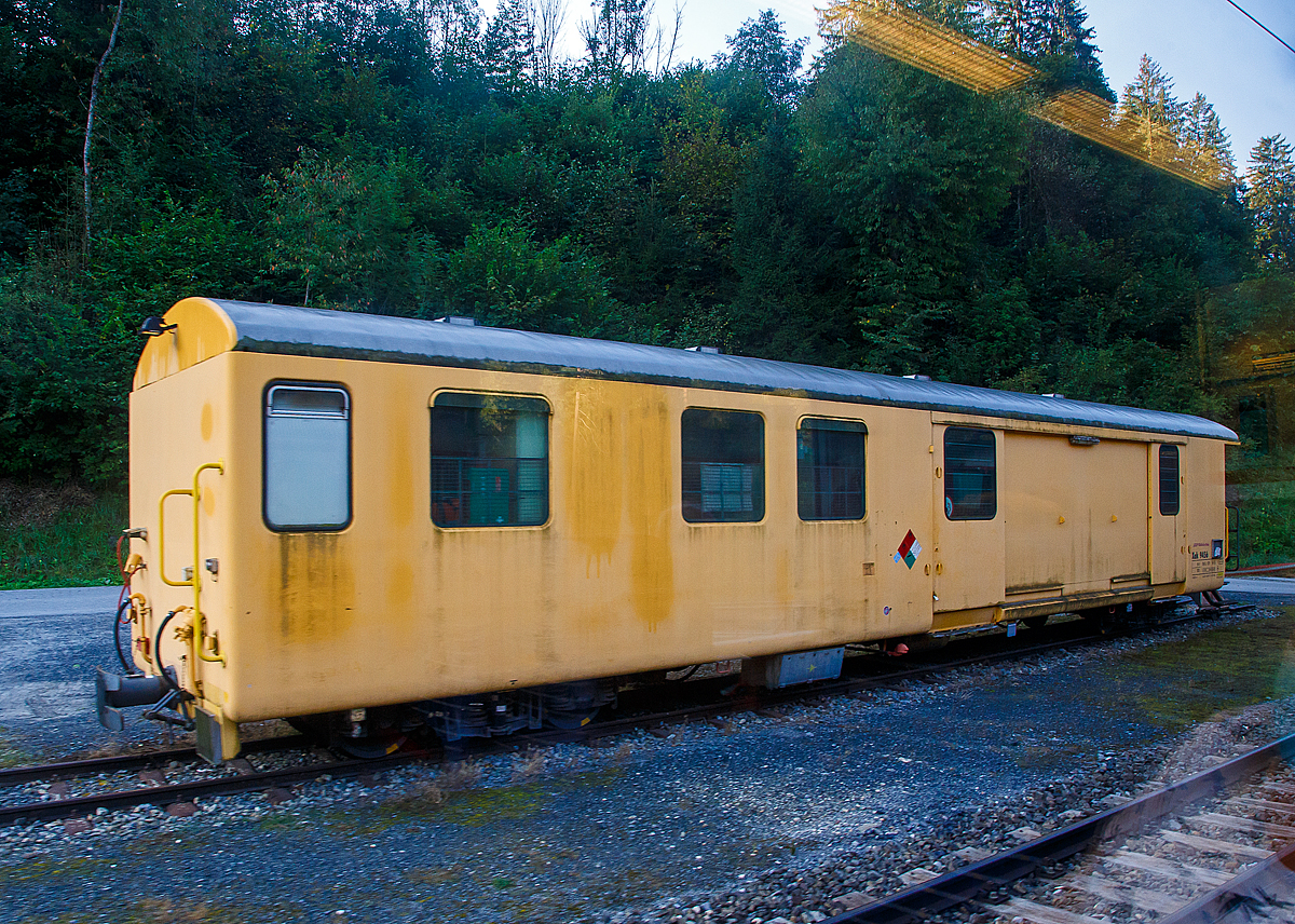 Der vierachsige Werkstattwagen mit einer offenen Plattform RhB Xak 9456, am 07.109.2019 abgestellt beim Bahnhof Valendas-Sagogn (aufgenommen aus einem Zug heraus und so leider mit Spiegelungen). 
Der Wagen ist der ehemalige Postwagen Z 95 mit einer offenen Plattform.

TECHNISCHE DATEN
Hersteller: SWF
Baujahr: 1966
Lebenslauf: ex Z 95 bis 2001, ex Z 13095 bis 2003
Spurweite: 1.000 mm
L�nge �ber Puffer: 16.870 mm
zul�ssige Geschwindigkeit: 90 km/h
Eigengewicht: 18 t
Ladegewicht: 9 t
Ladefl�che: 34,1 m�
