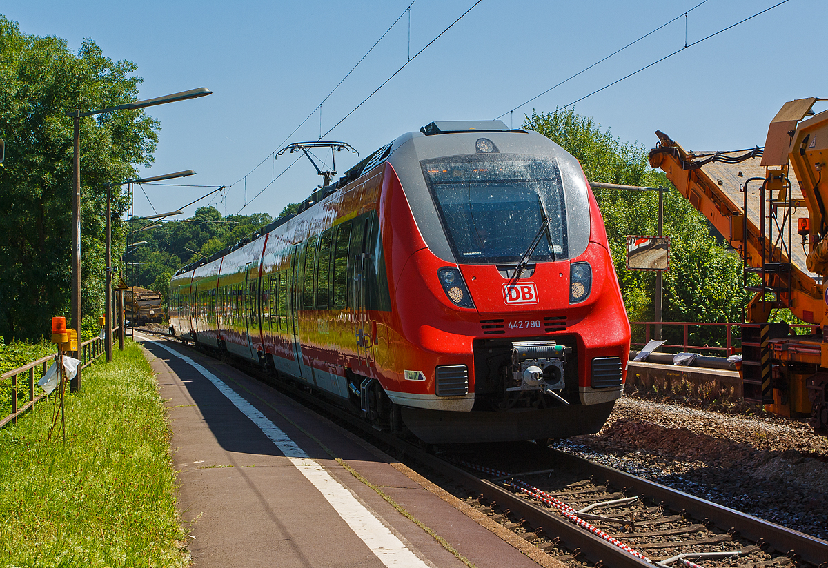Der vierteilige Bombardier Talent 2 der DB Regio 442 790 / 442 290 erreicht am 20.07.2013, als SE 40 Mittelhessen-Express (Frankfurt Hbf - Gießen - Dillenburg) Bahnhof Katzenfurt (Lahn-Dill-Kreis). 

Am Gleis 2 findet gerade ein Vollaushub statt. 