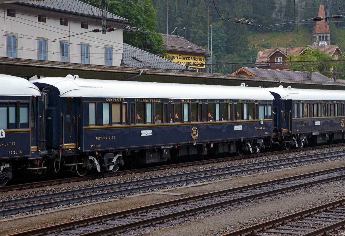 Der VSOE Schlafwagen Nr. 3543 – VSOE Sleeping-Car N° 3543 (F- VSOE 61 87 06-70 543-0) im Zugverbund vom Venice Simplon-Orient-Express am 02.08.2019 beim Halt in Göschenen (CH), leider bei Regen.

Der Schlafwagen, ein CIWL Typ Lx wurde 1929 von Entreprises industrielles des Charentes (EIC, heute zu Alstom gehörend) in Aytré (F) gebaut. Zwischen 2003 und 2006 wurden die Wagen nochmals modernisiert und erhielten unter anderem moderne Drehgestelle von Bombardier sowie neue Klimaanlagen. Seitdem sind die Wagen nun für 160 km/h zugelassen.
