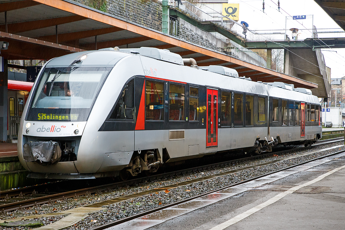 
Der VT 121102-2  Herne  der Abellio Rail NRW GmbH (95 80 0648 329-0 D-ABRN / 95 80 0648 829-9 D-ABRN), ex VT 11 002, ein Alstom Coradia LINT 41, steht am 08.02.2016 im Hbf Wuppertal, als S7 (Wuppertal – Remscheid – Solingen) zur Abfahrt nach Sollingen bereit. 

Der LINT 41 ist von Alpha Trains Europa GmbH gemietet und wurde 2005 von Alstom (LHB) in Salzgitter unter der Fabriknummer 1001439 002 gebaut.