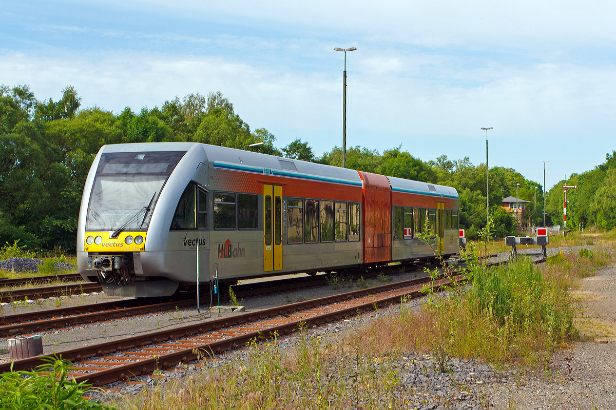 
Der VT 123 der vectus Verkehrsgesellschaft mbH (ein Stadler GTW 2/6), ex HLB VT 123 (526 123), ist am 05.06.2014 beim Bahnhof Altenkirchen abgestellt.

Der Stadler GTW 2/6 bestehend aus den NVR-Nummern 95 80 0946 423-0, 95 80 0646 423-3 und 95 80 0946 923-9 D-VCT, er wurde 2000 von DWA in Bautzen (Deutsche Waggonbau AG, heute Bombardier) unter der Fabriknummer 526/005 gebaut. 